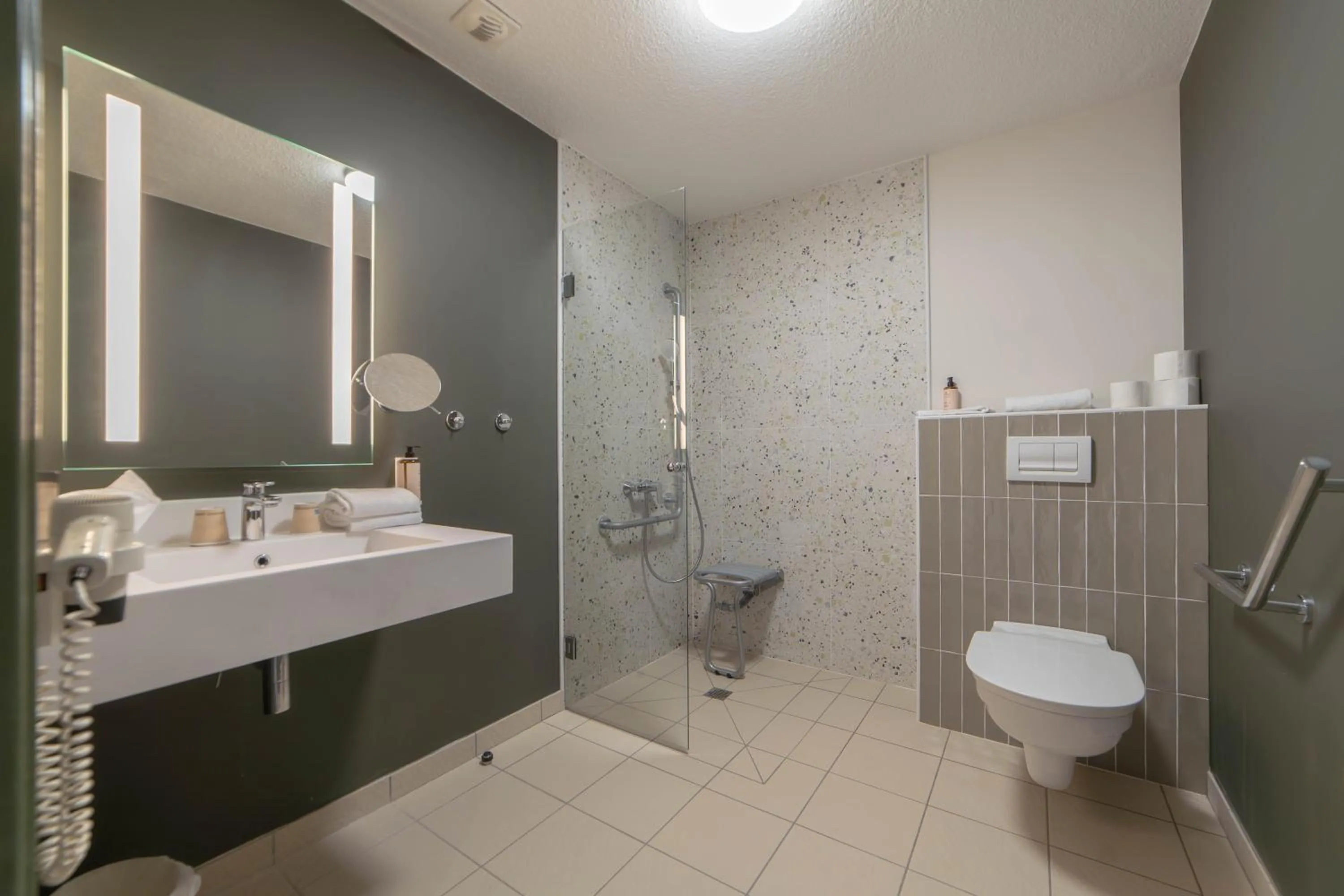 Bathroom in Mercure Auxerre Autoroute du Soleil