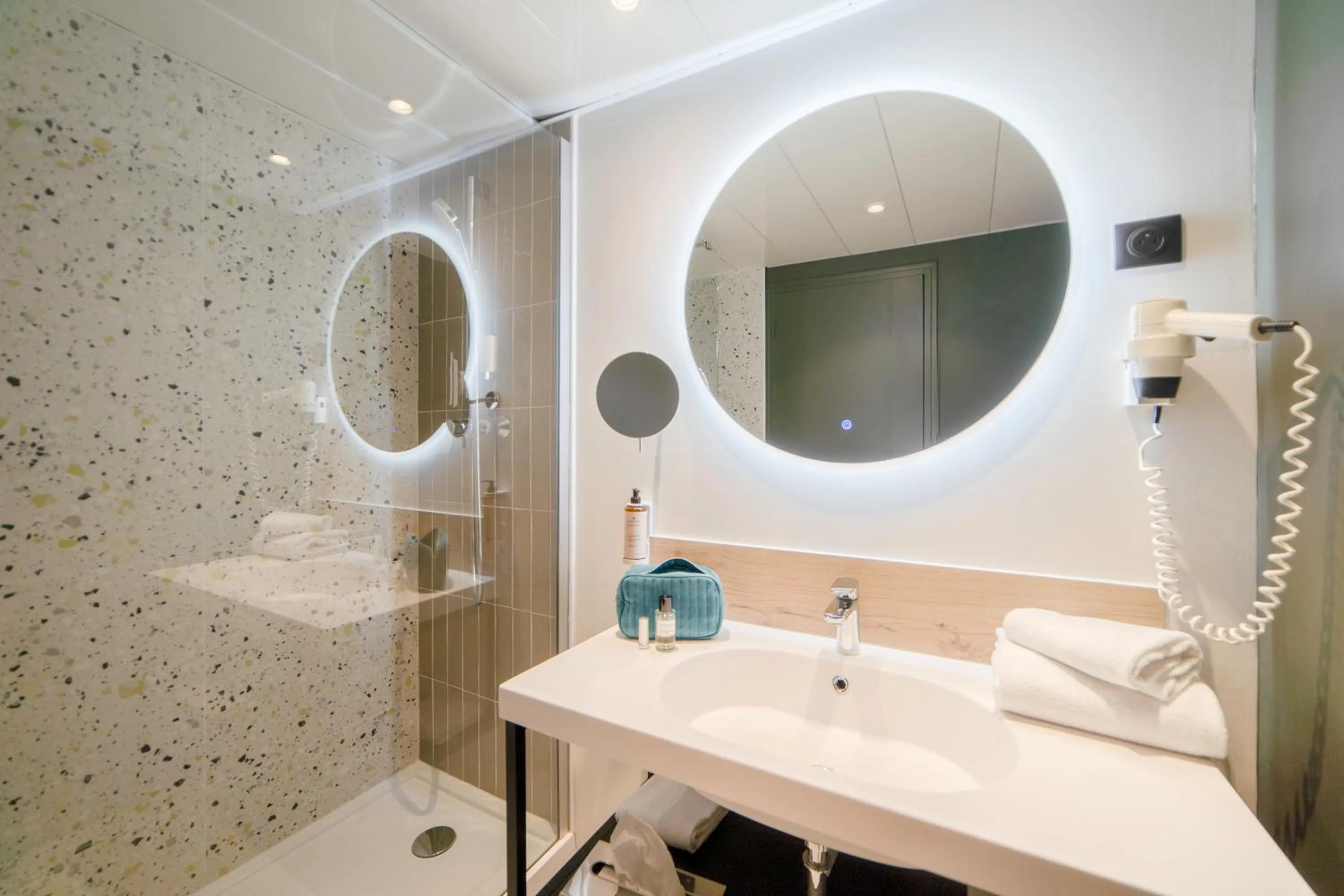 Bathroom in Mercure Auxerre Autoroute du Soleil