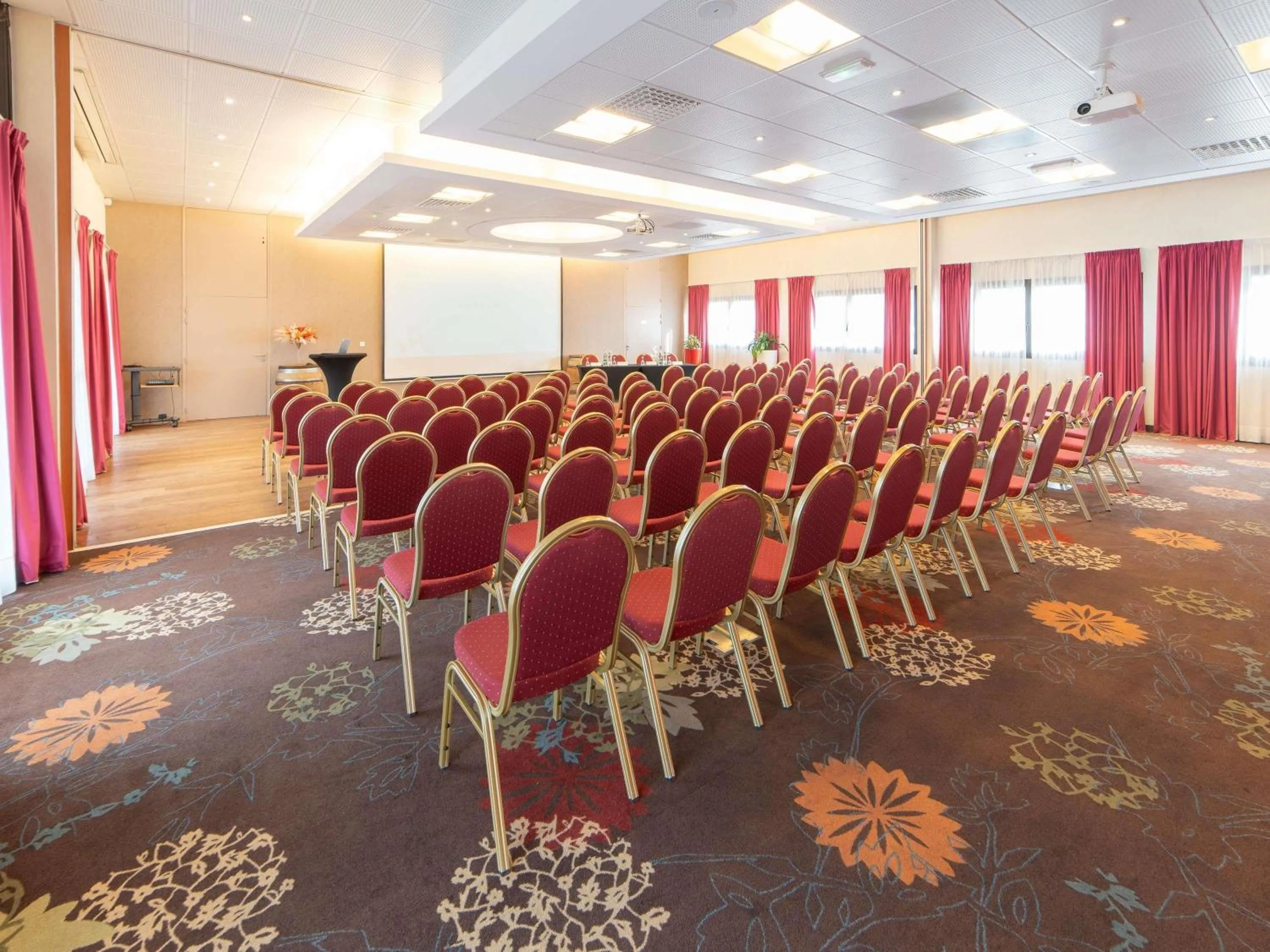 Meeting/conference room in Mercure Auxerre Autoroute du Soleil