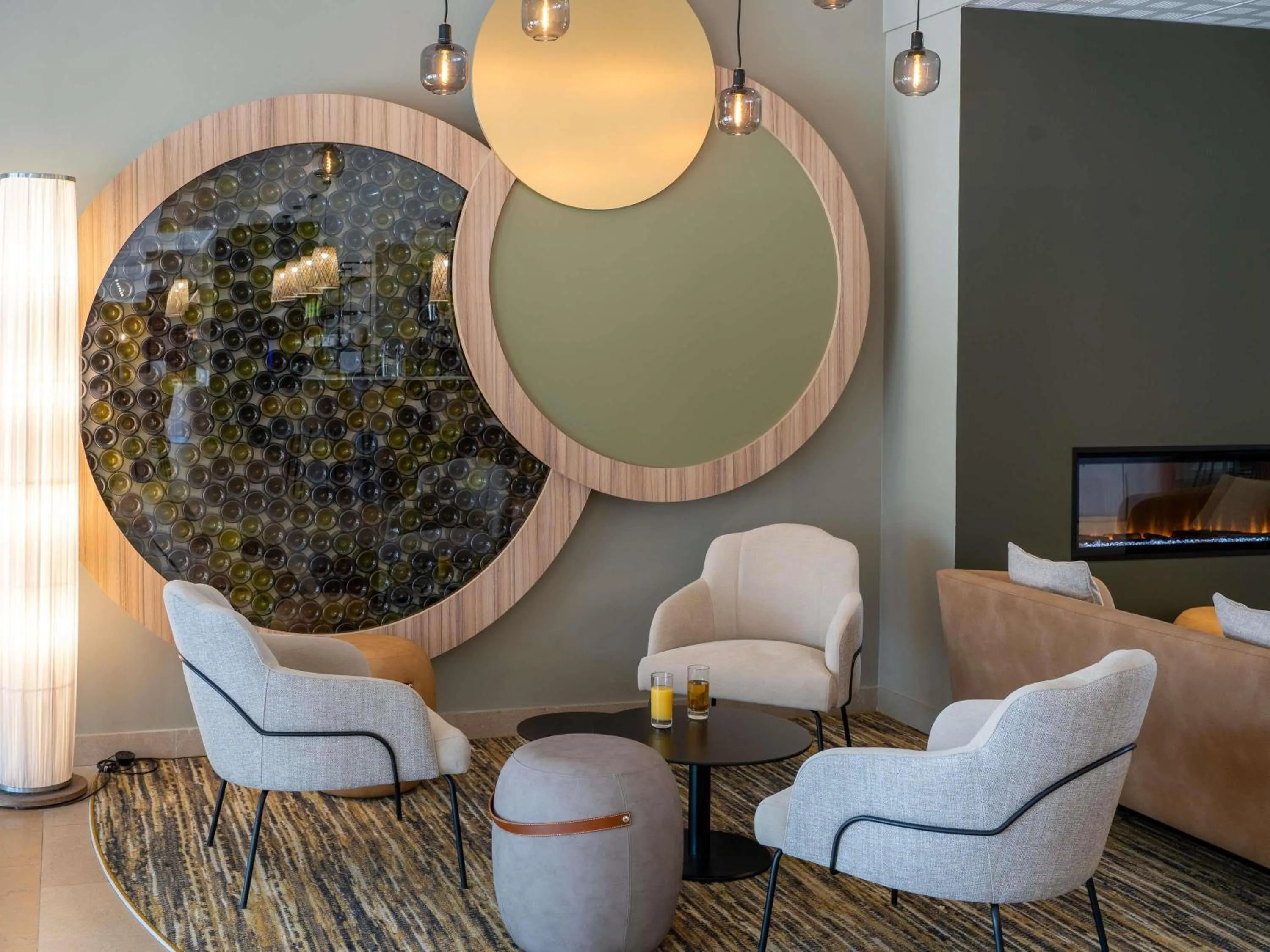 Lounge or bar in Mercure Auxerre Autoroute du Soleil