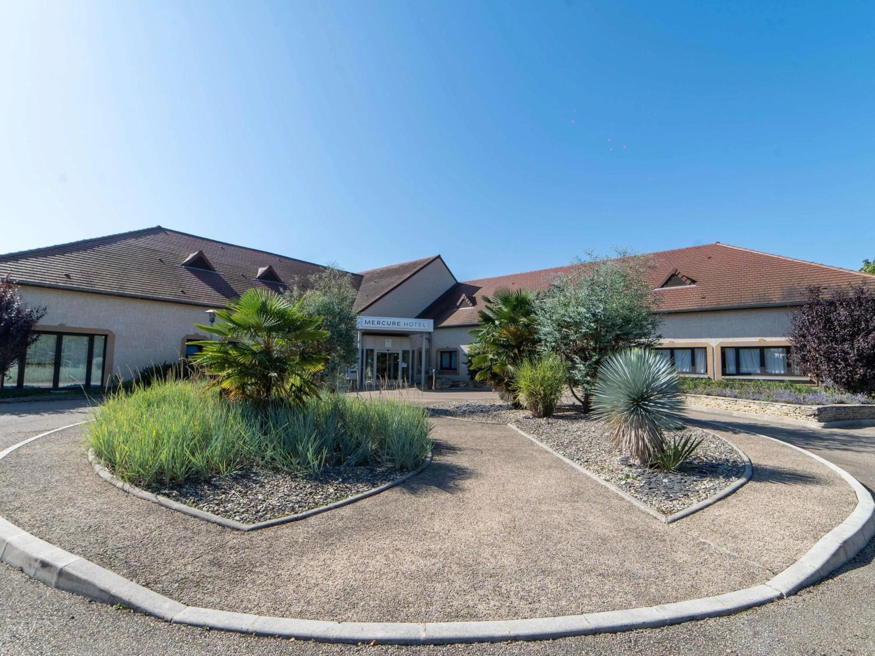 Property building in Mercure Auxerre Autoroute du Soleil
