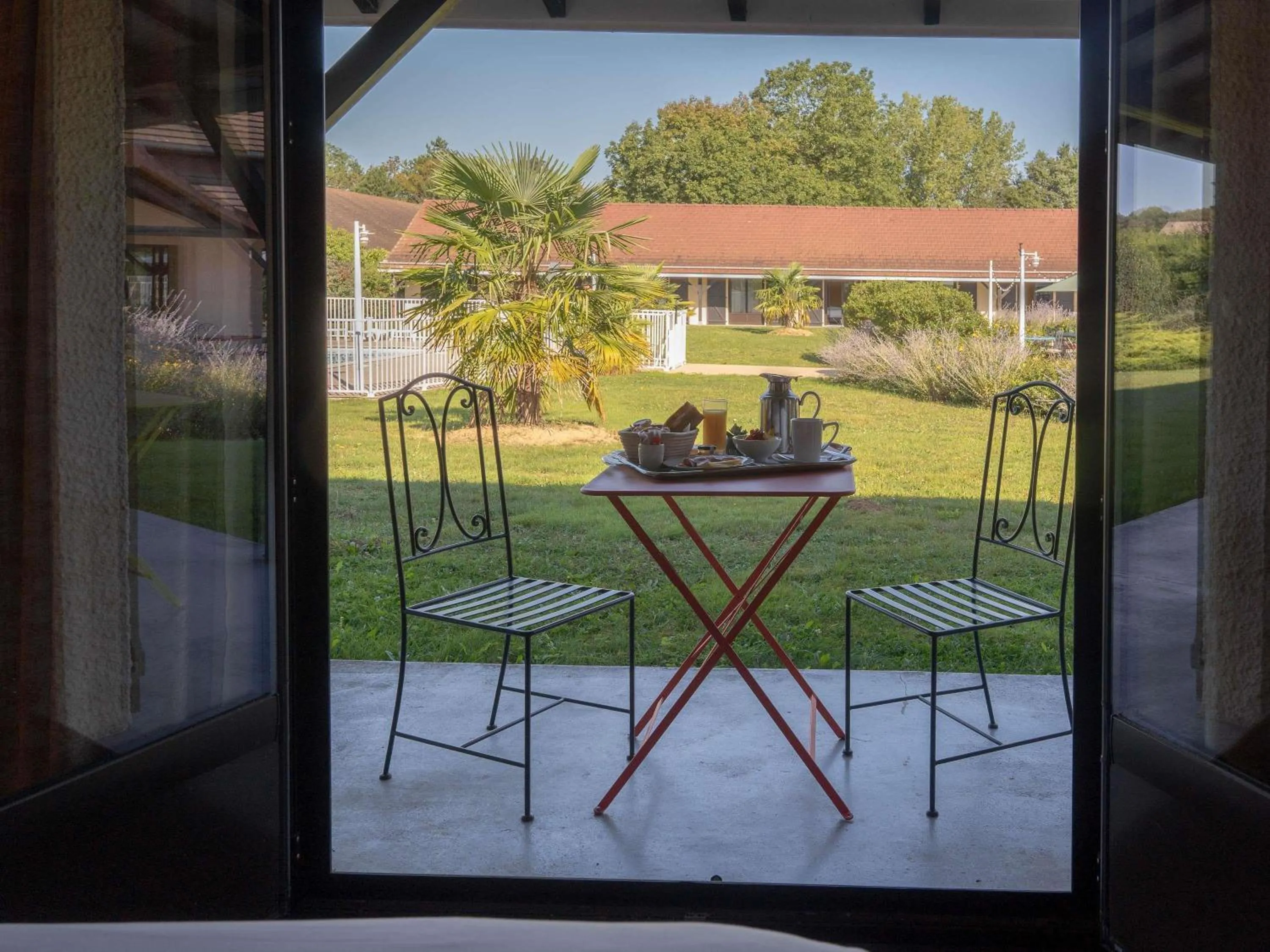 Bedroom in Mercure Auxerre Autoroute du Soleil