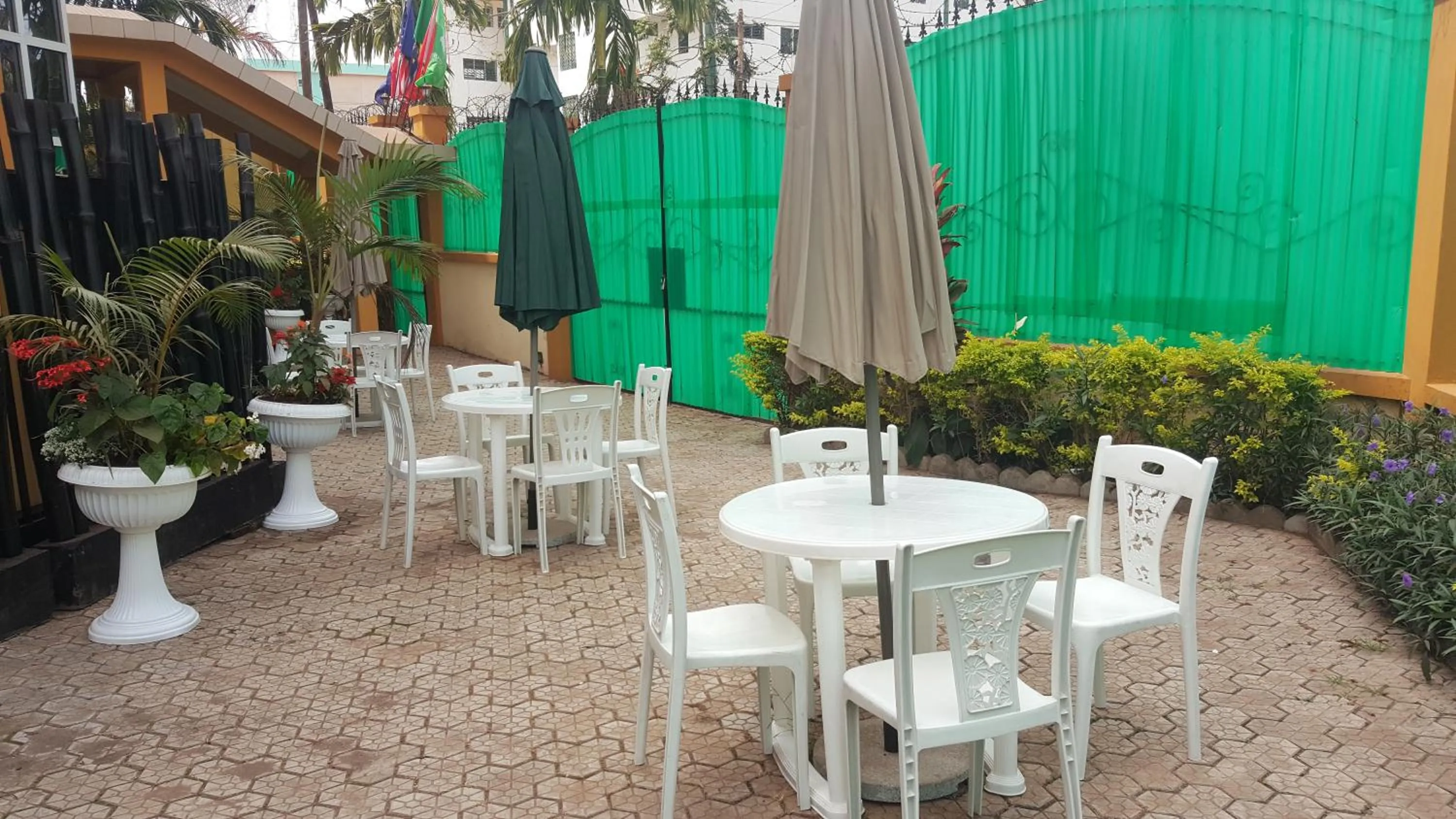 Patio in Résidences hôtelières Micheline et Emile BASTOS