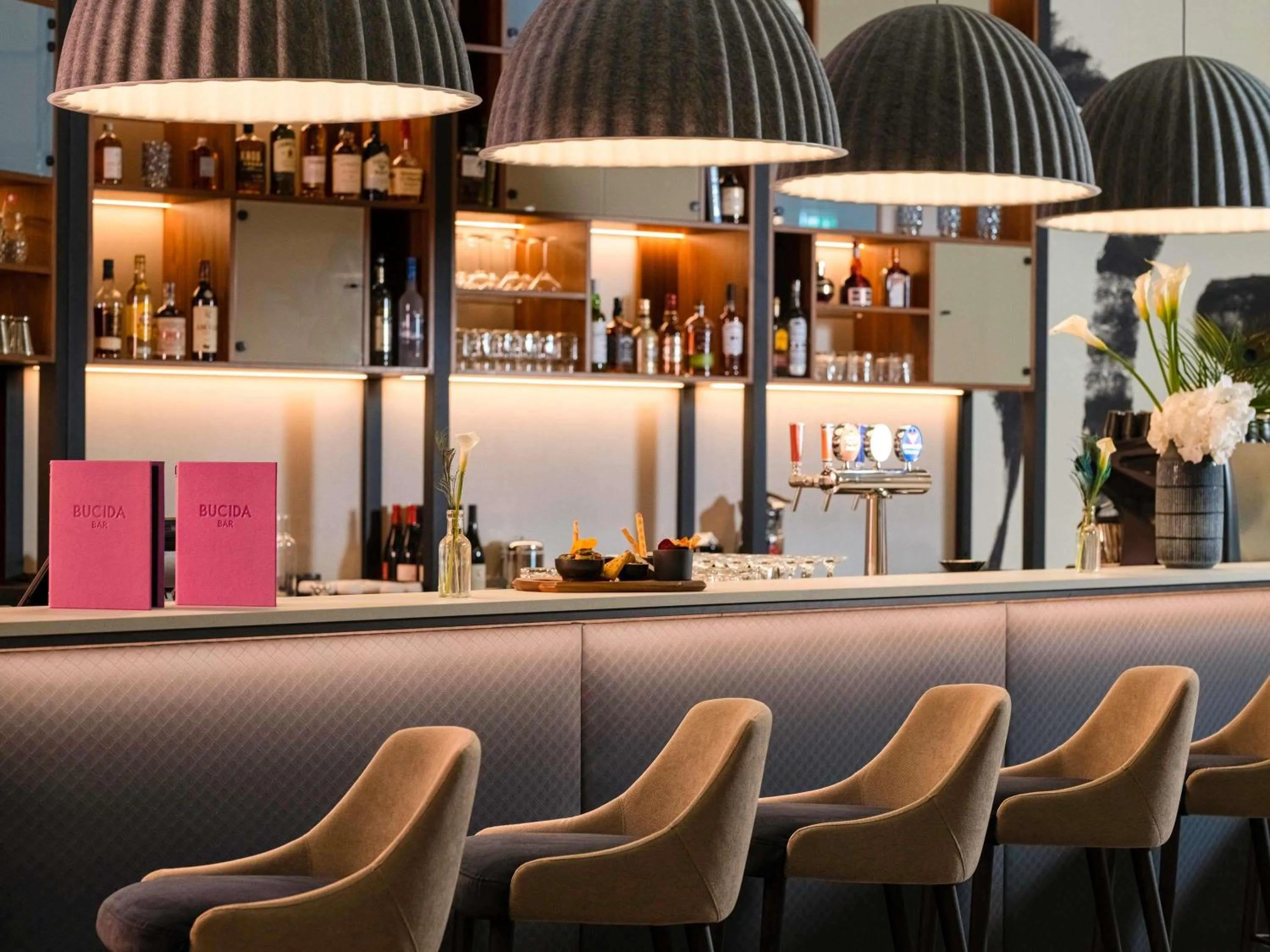 Lounge or bar in Mercure Geneva Airport