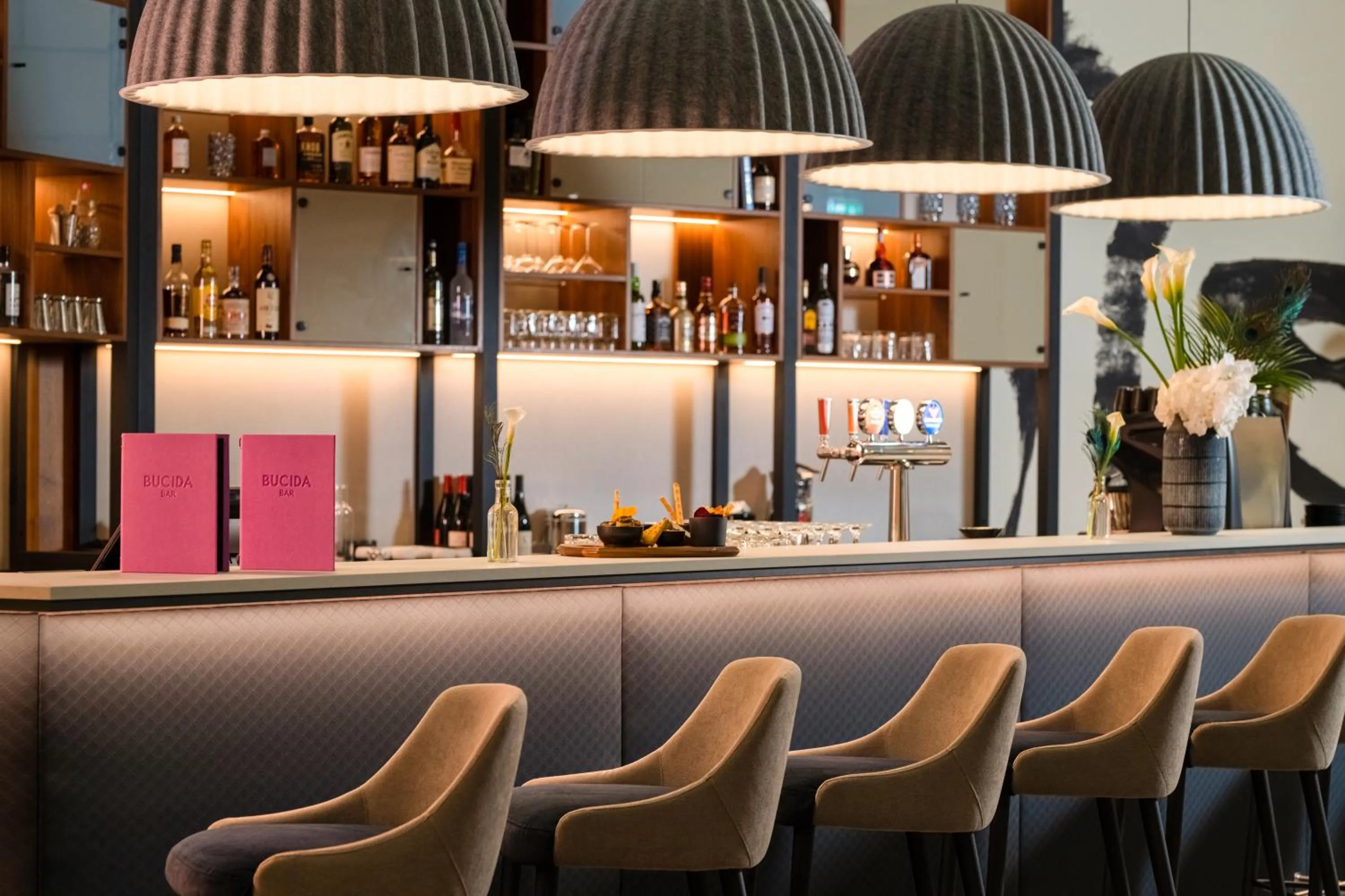 Lounge or bar in Mercure Geneva Airport