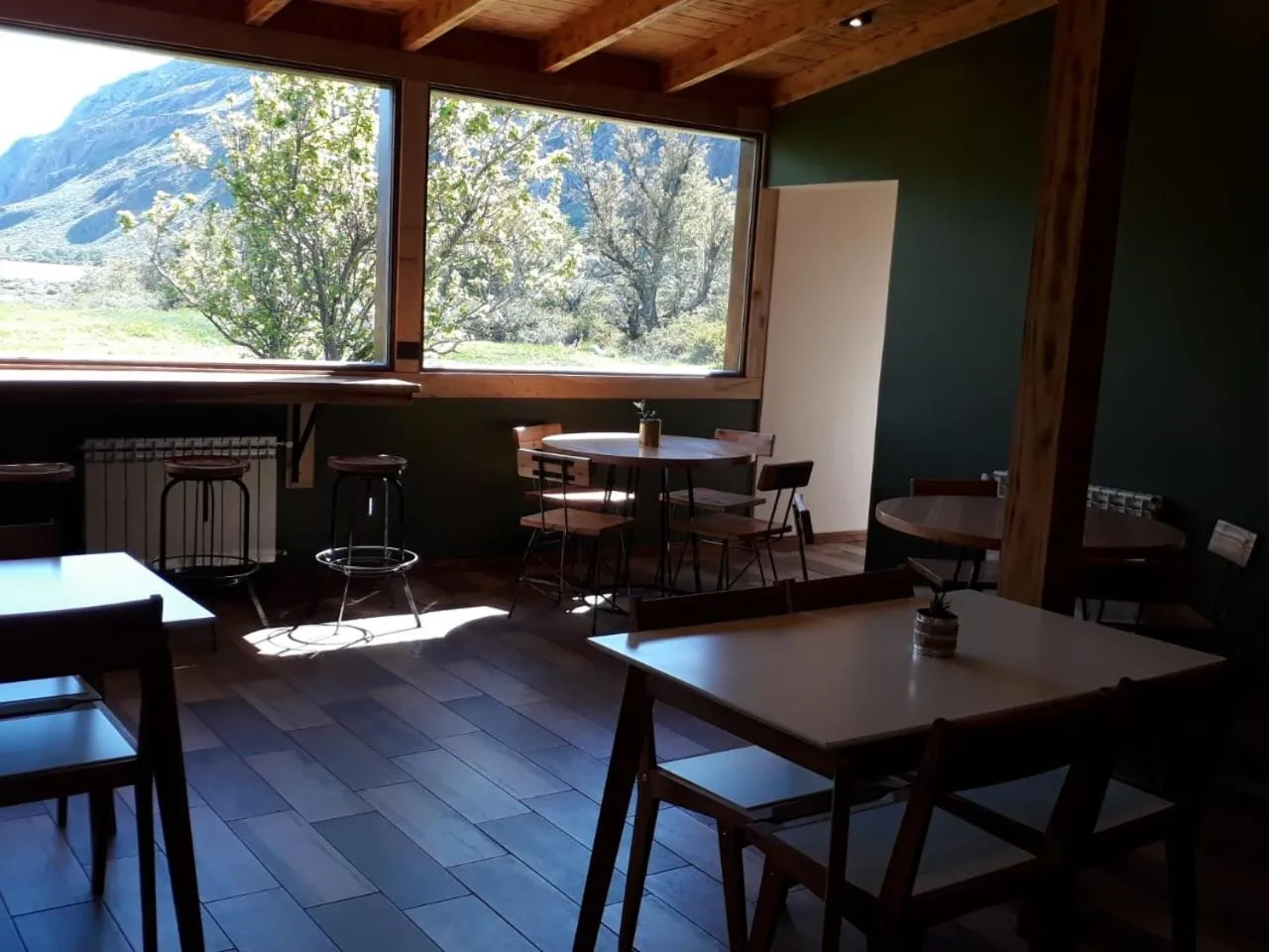 Dining area in Fitz Roy Hostería de Montaña - El Chaltén