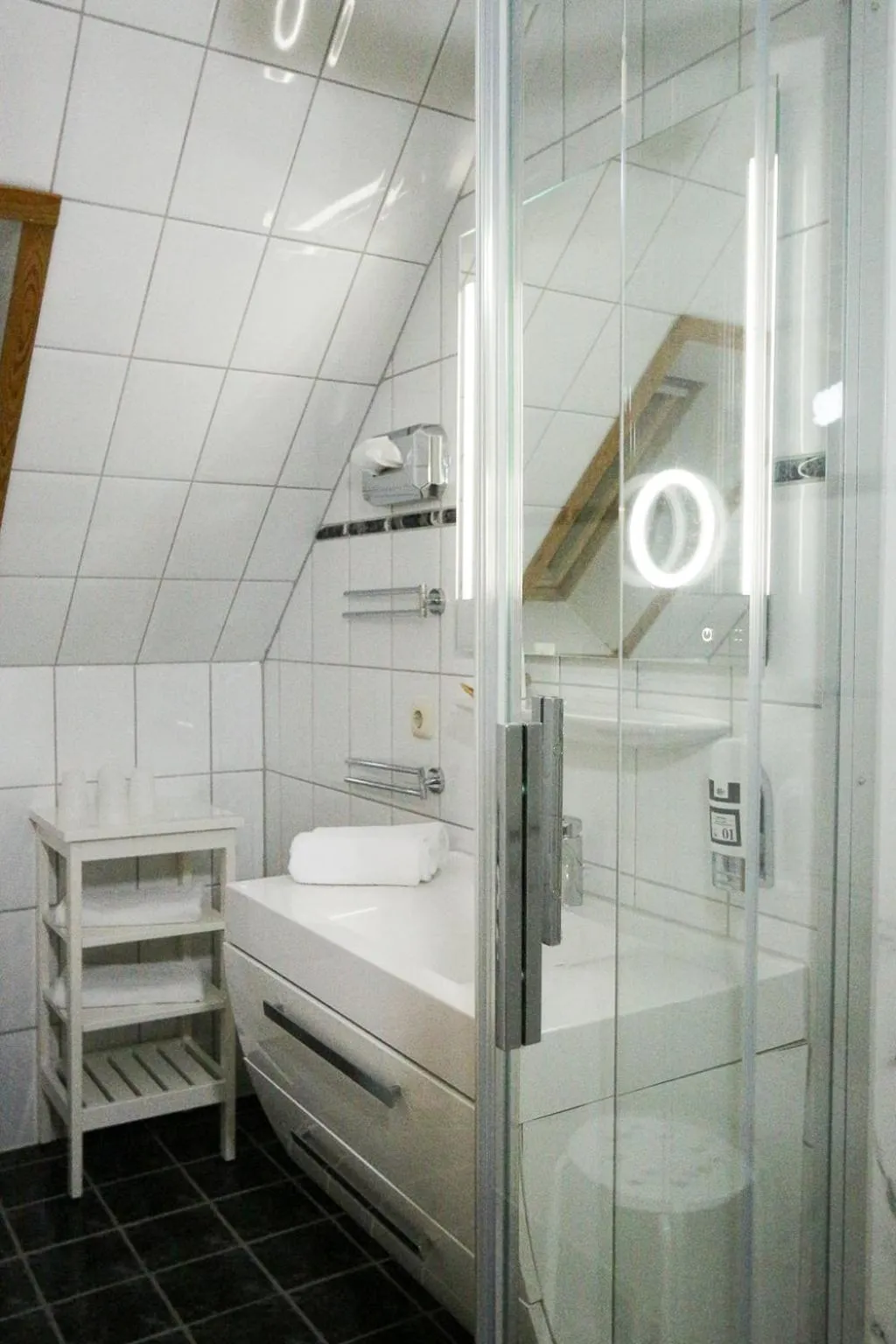 Shower, Bed in Captain Pahlen Ferienanlage