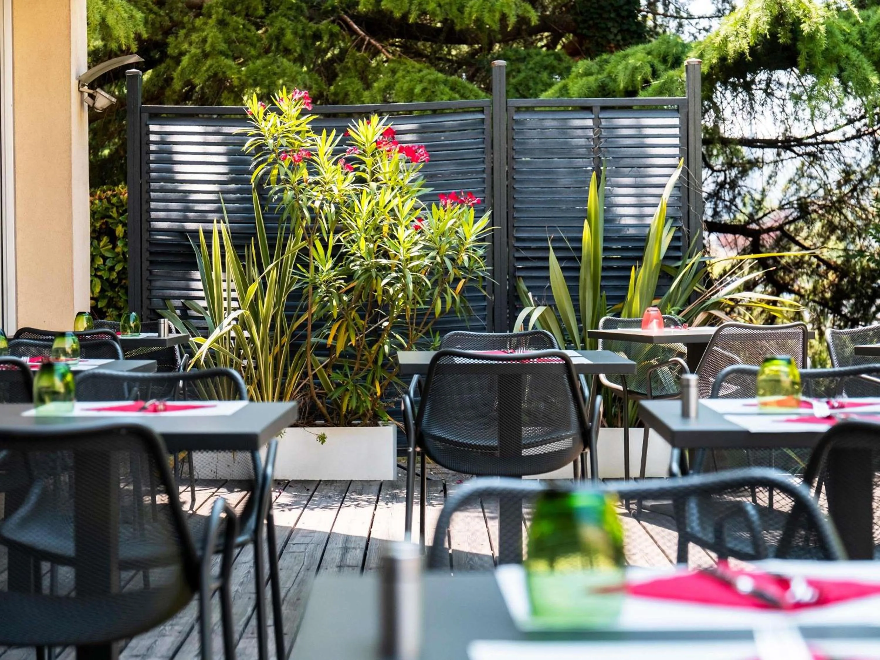 Restaurant/places to eat in Mercure Grenoble Meylan