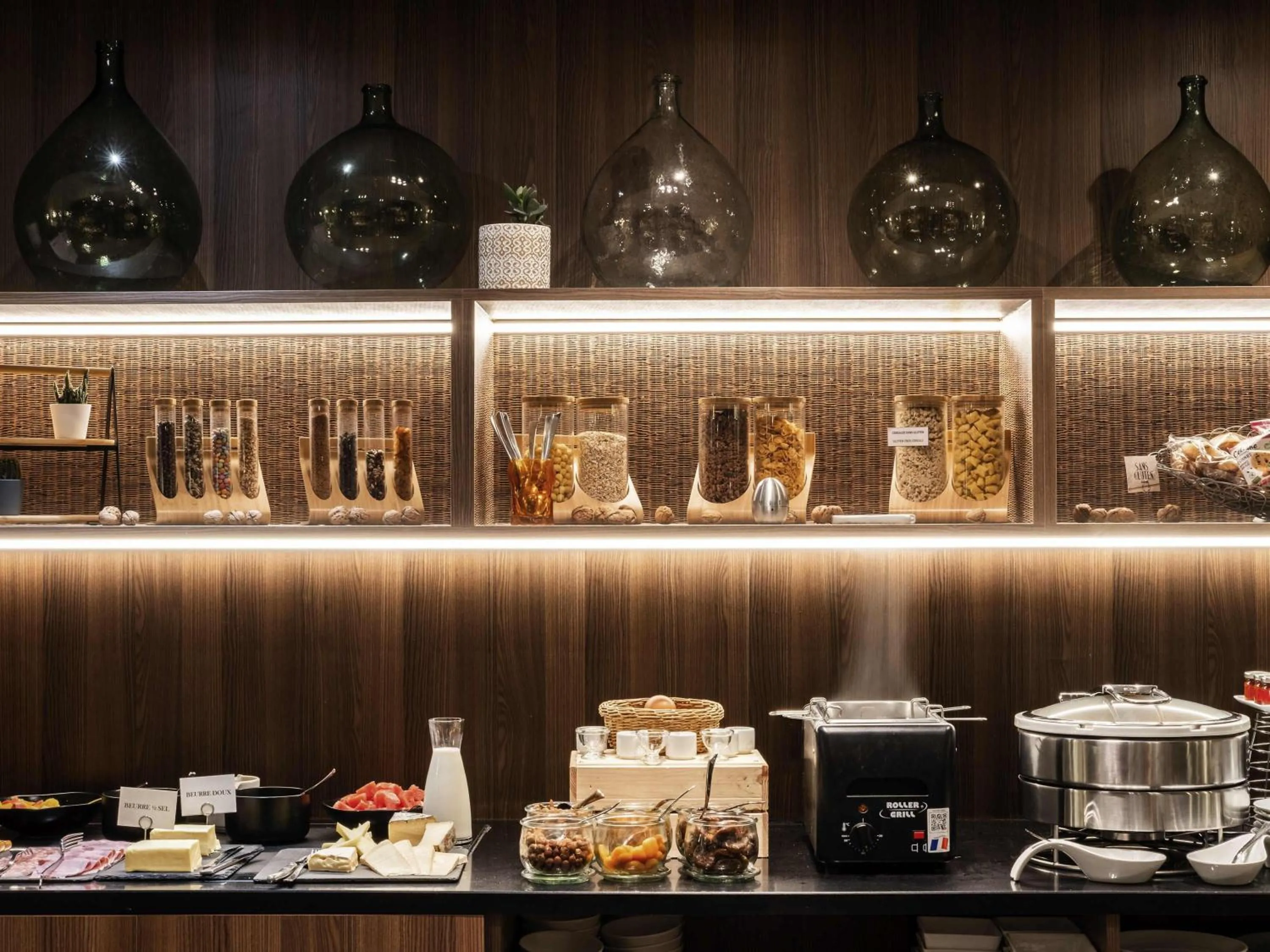 Restaurant/places to eat in Mercure Grenoble Meylan