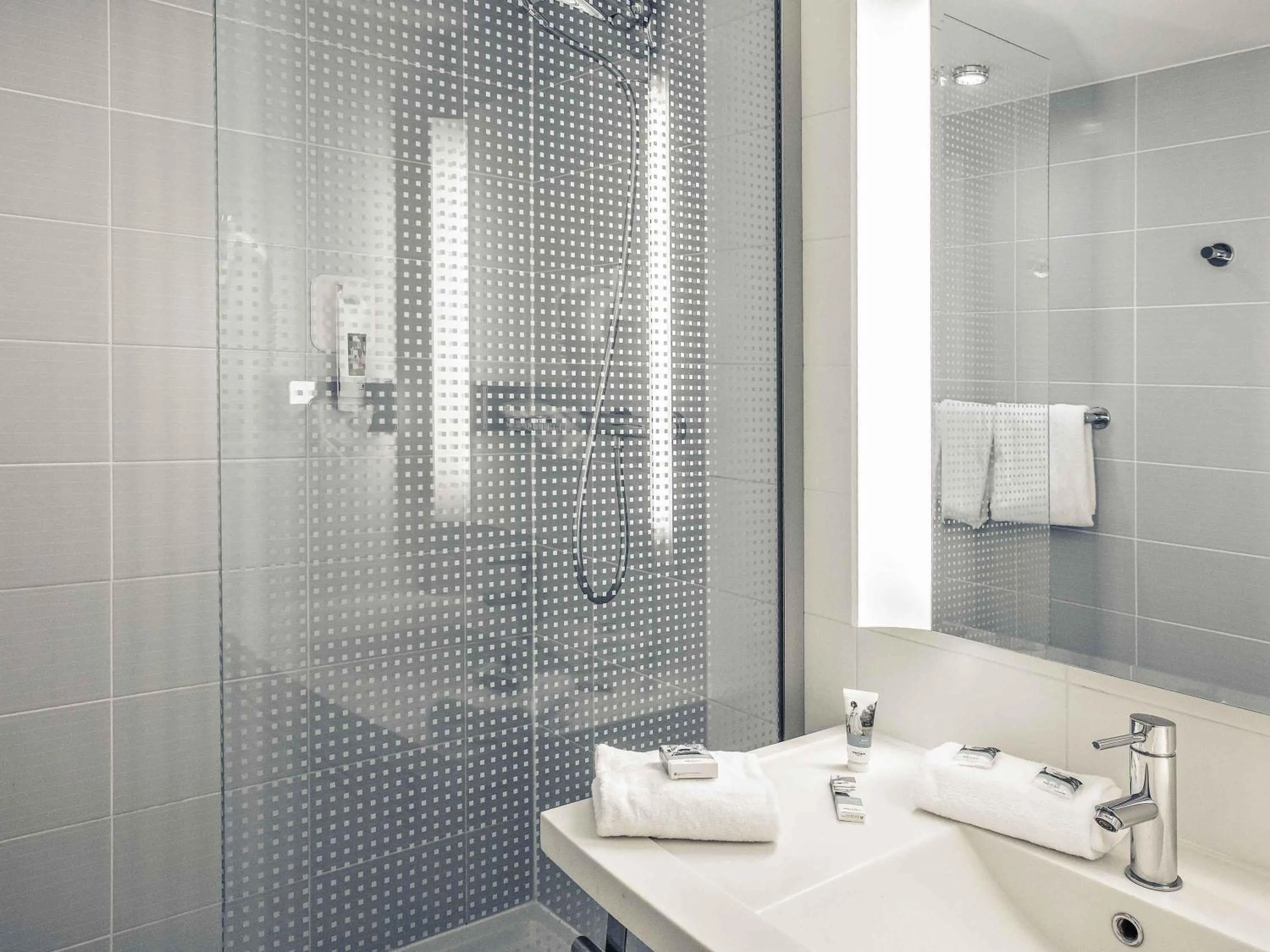 Bedroom in Hotel Mercure Toulouse Centre Compans