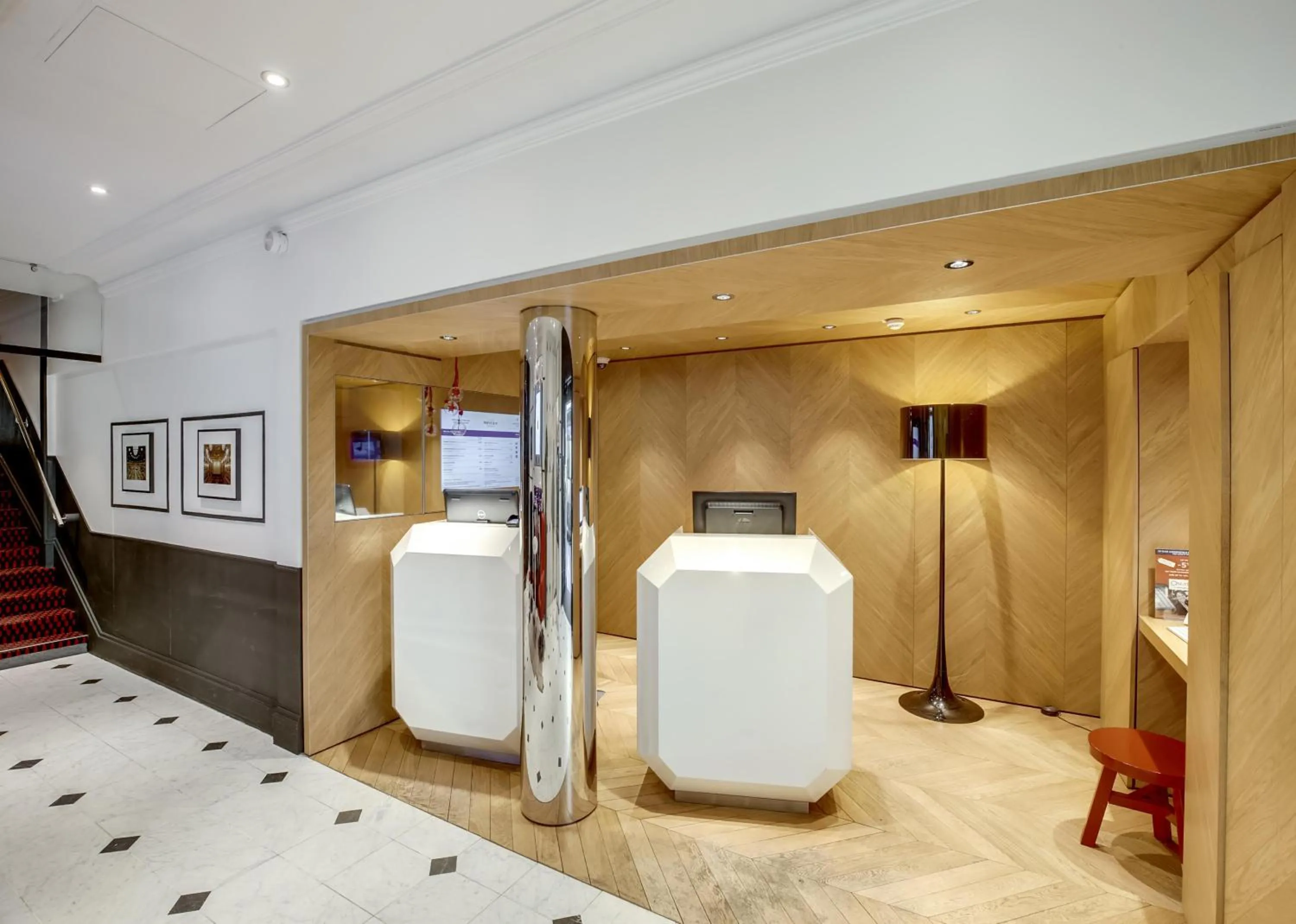 Lobby or reception in Mercure Paris Opera Louvre