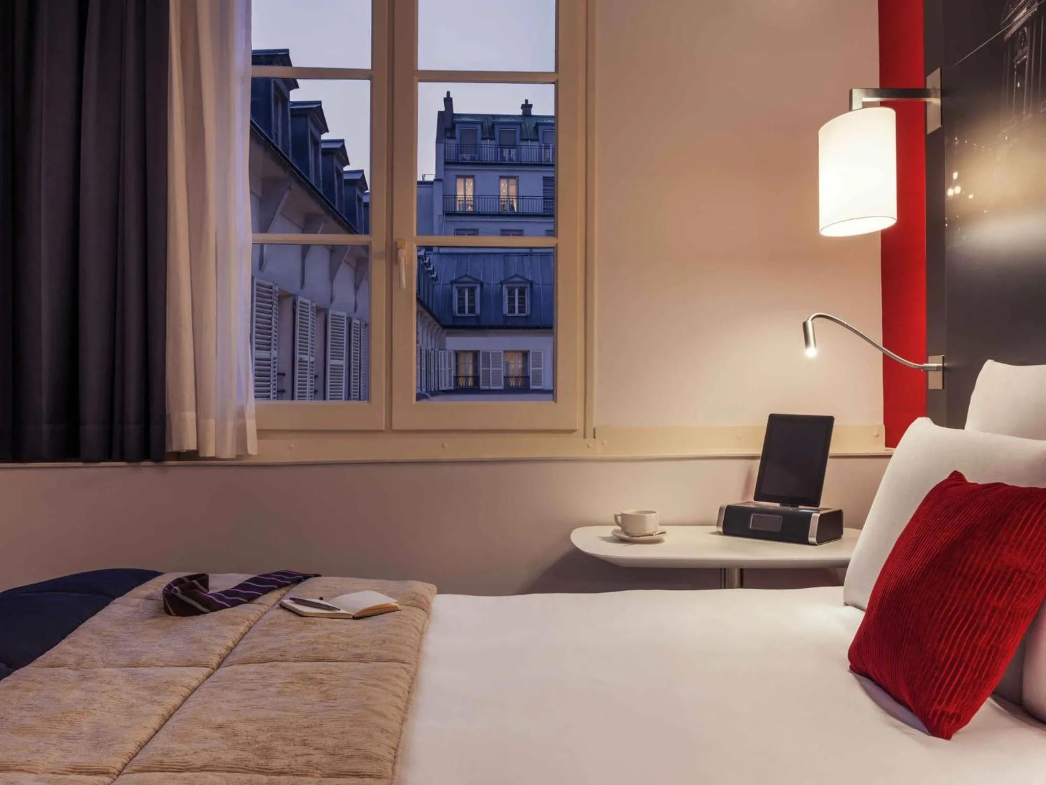 Bedroom, Bed in Mercure Paris Opera Louvre