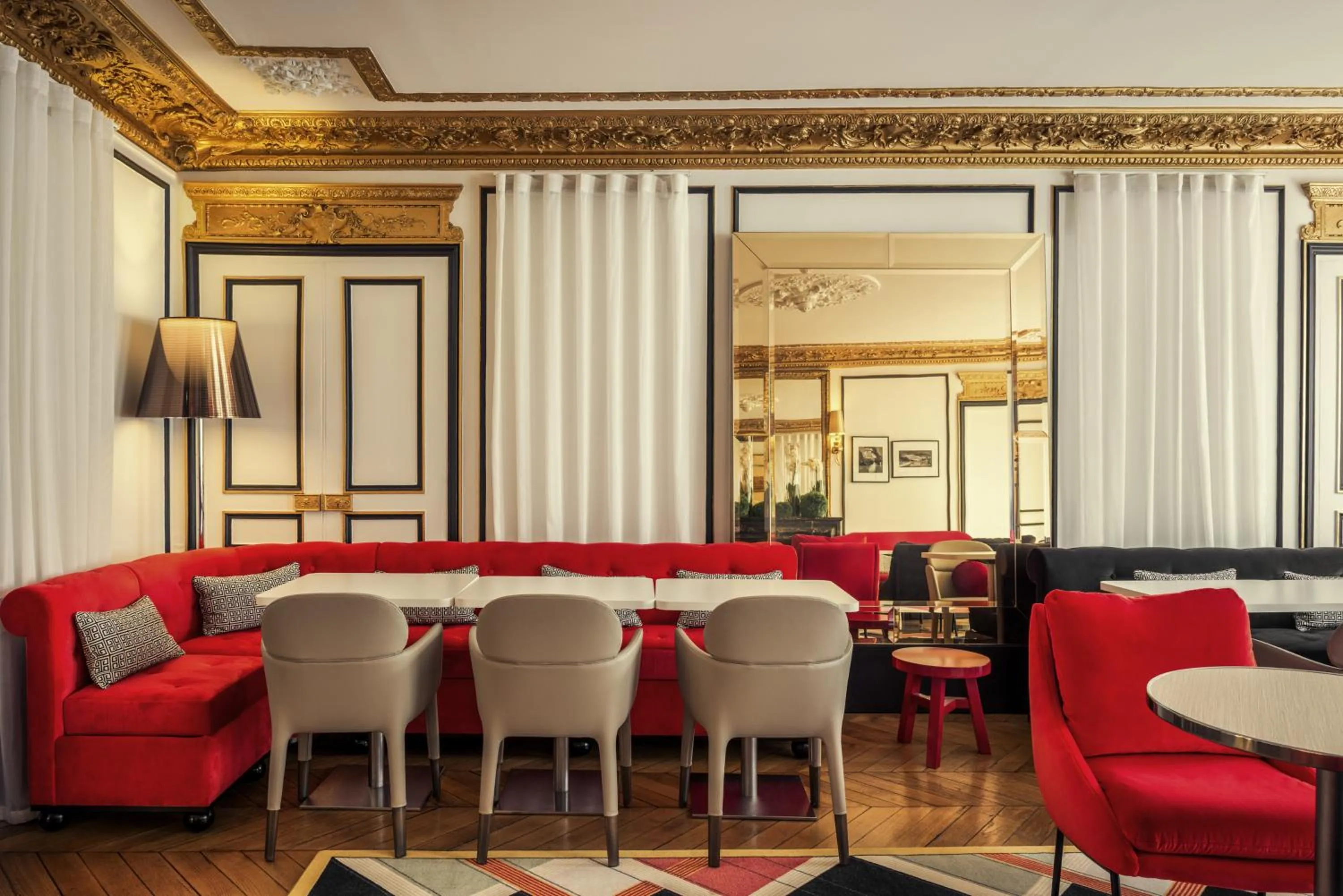 Communal lounge/ TV room in Mercure Paris Opera Louvre