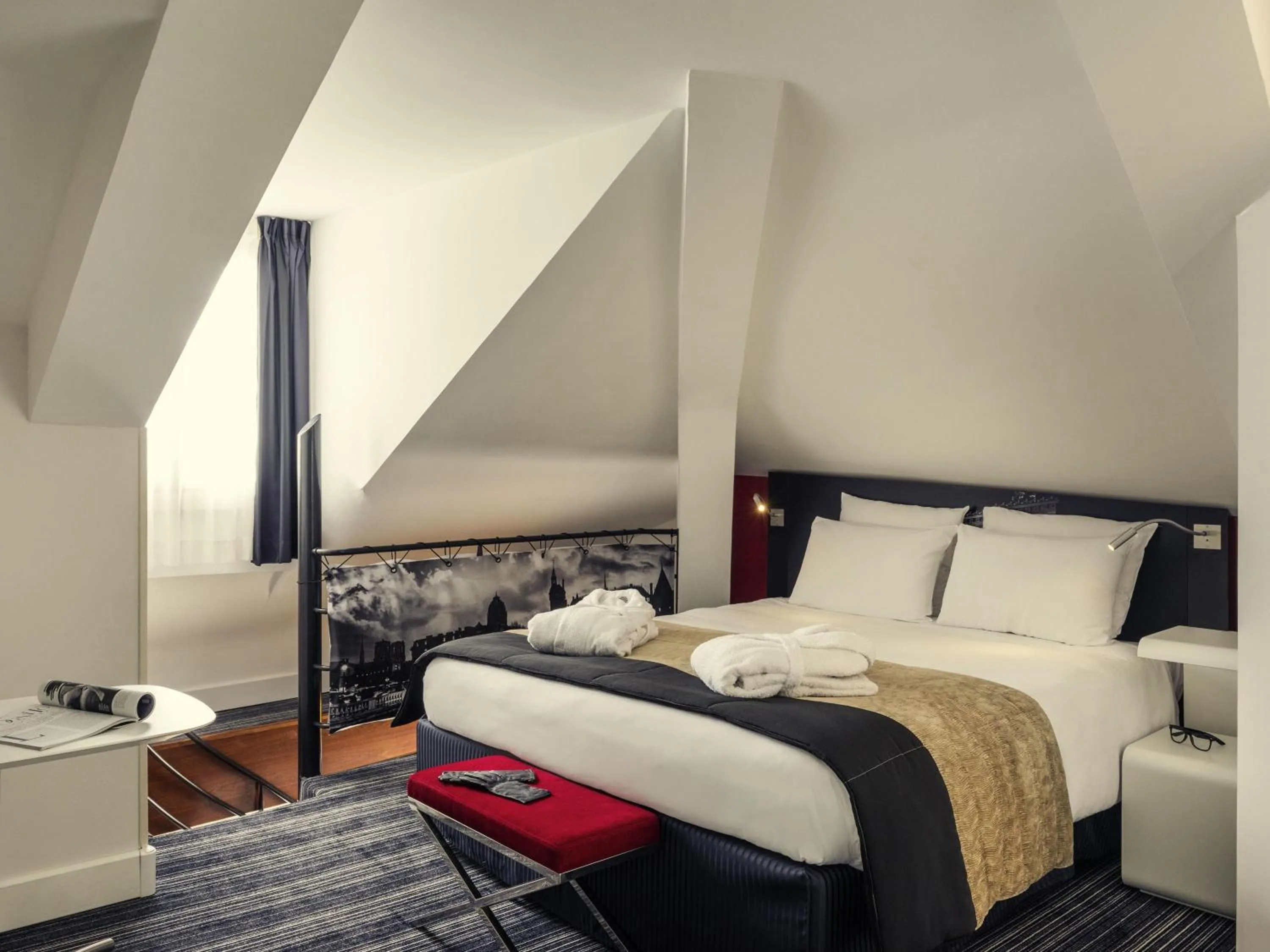 Bedroom, Bed in Mercure Paris Opera Louvre