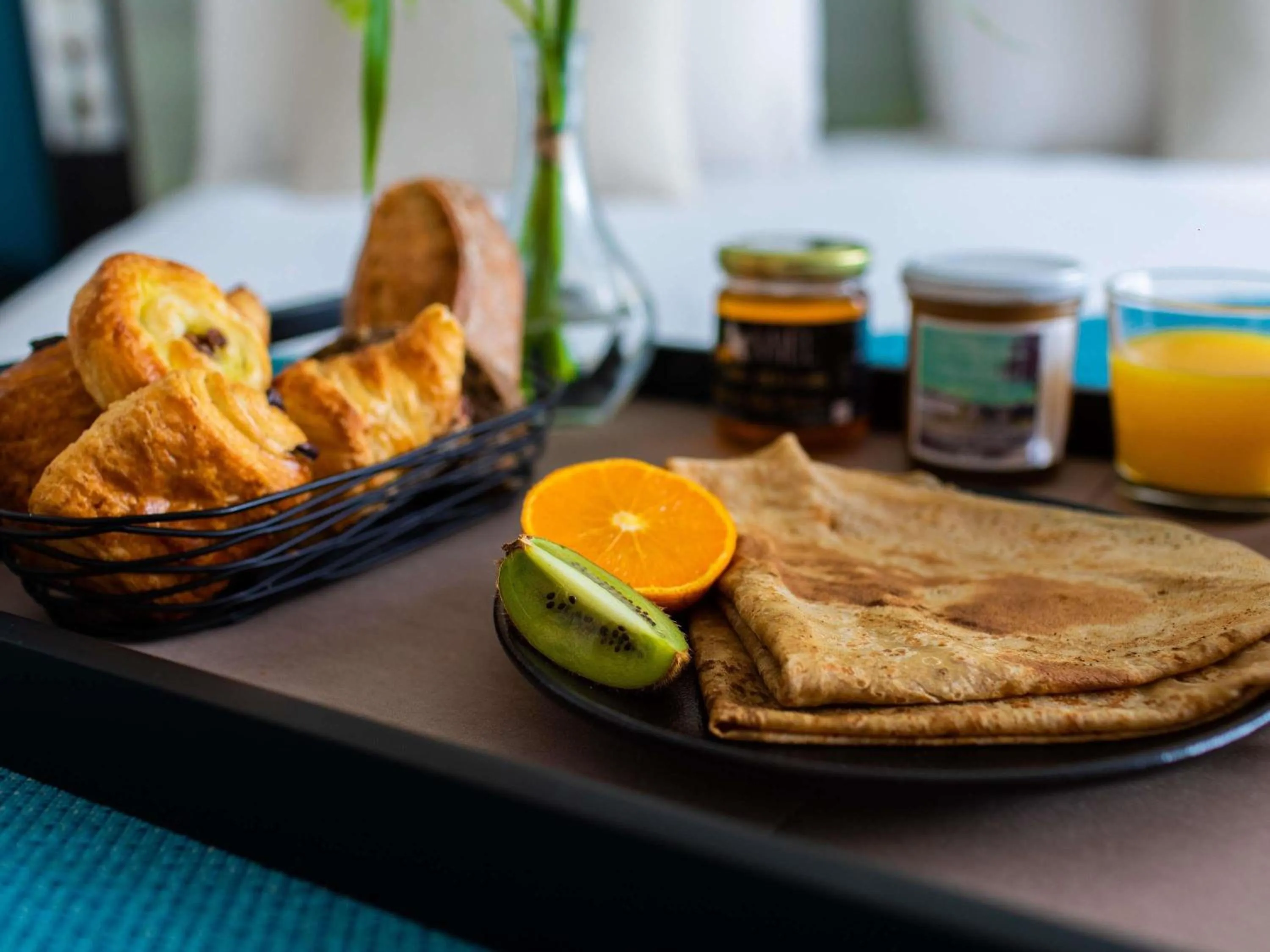 Bedroom in Mercure Lorient Centre