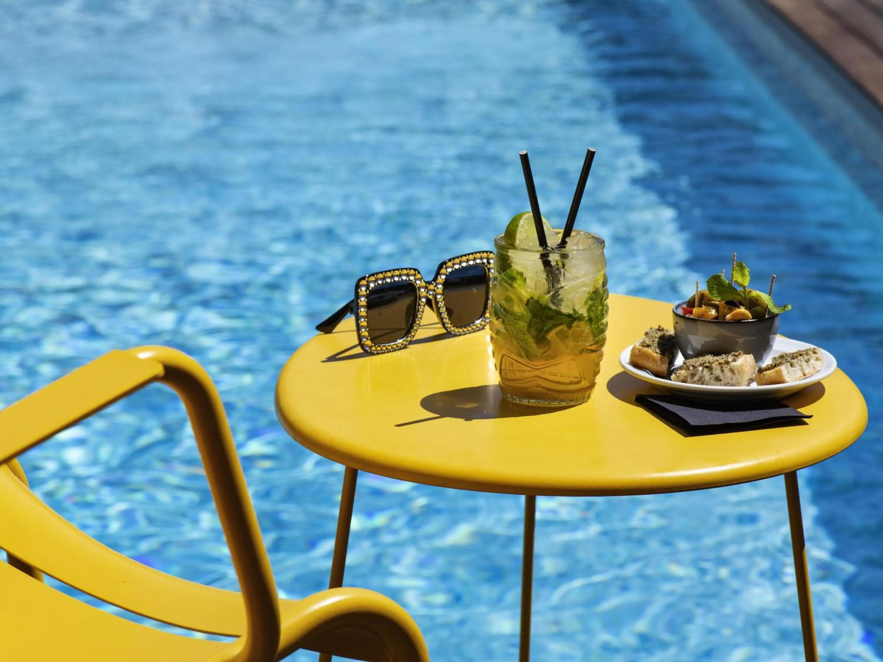 Lounge or bar in Mercure Hyères Centre Côte d'Azur