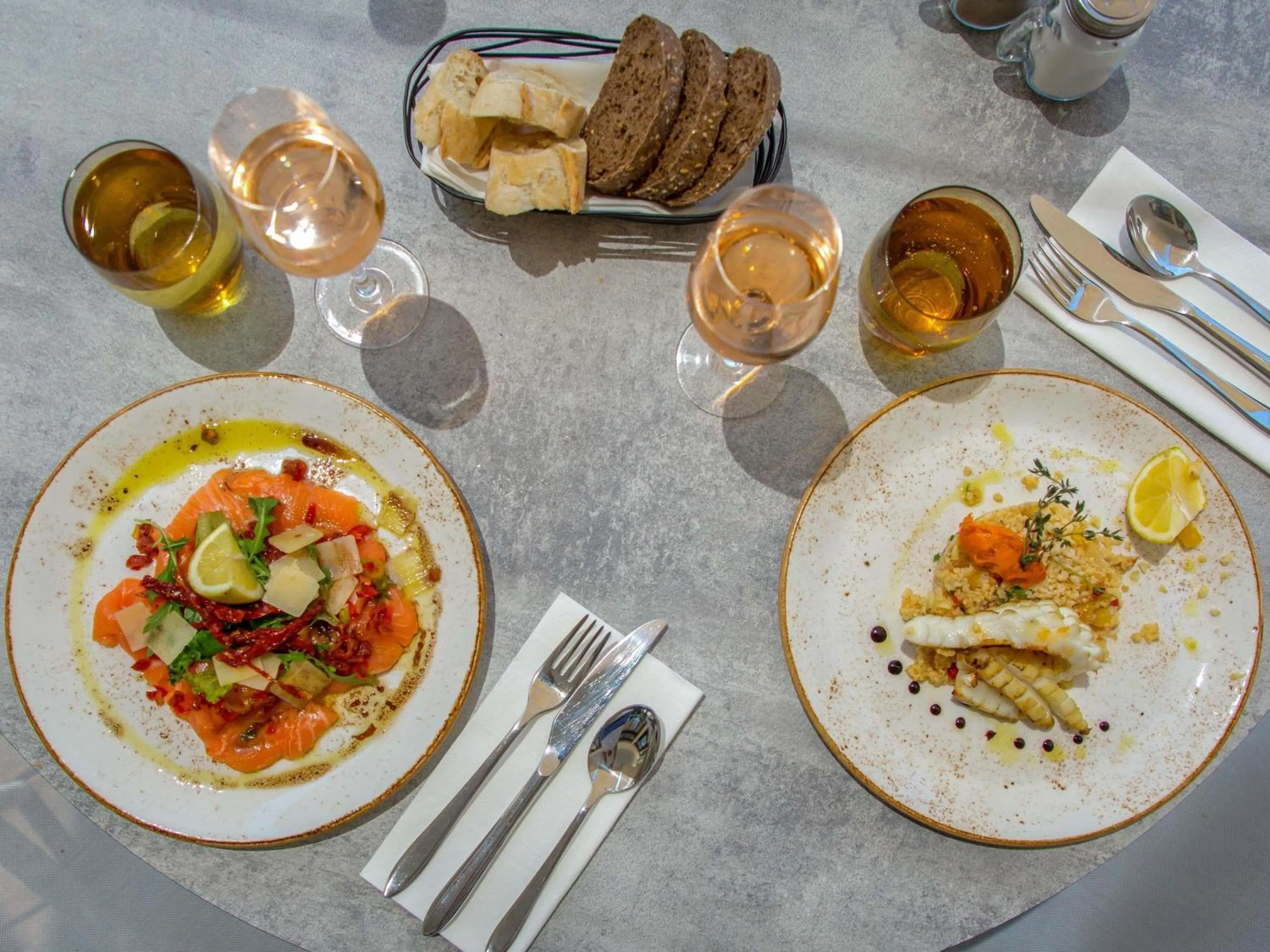 Lounge or bar in Mercure Hyères Centre Côte d'Azur
