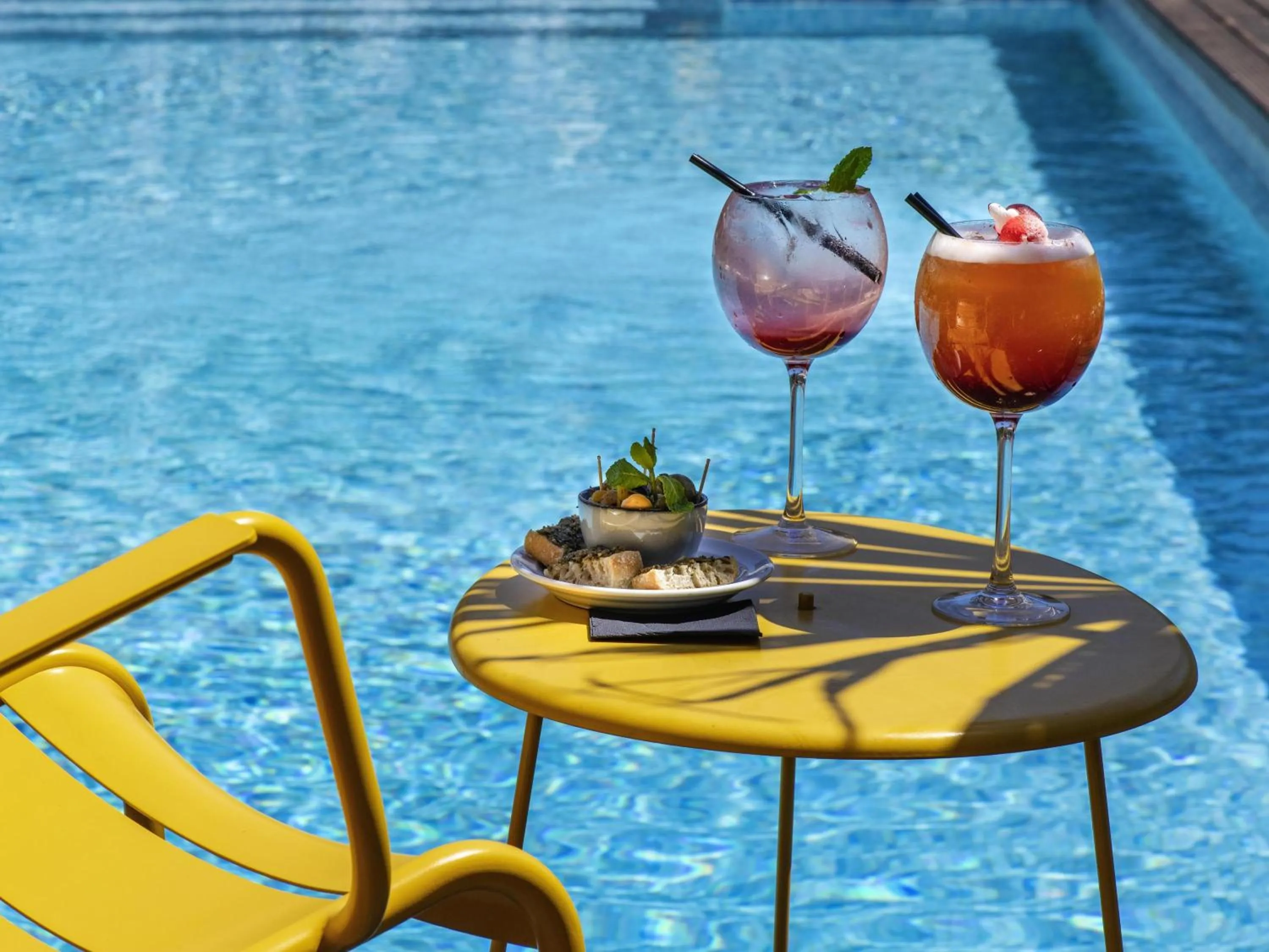 Pool view in Mercure Hyères Centre Côte d'Azur