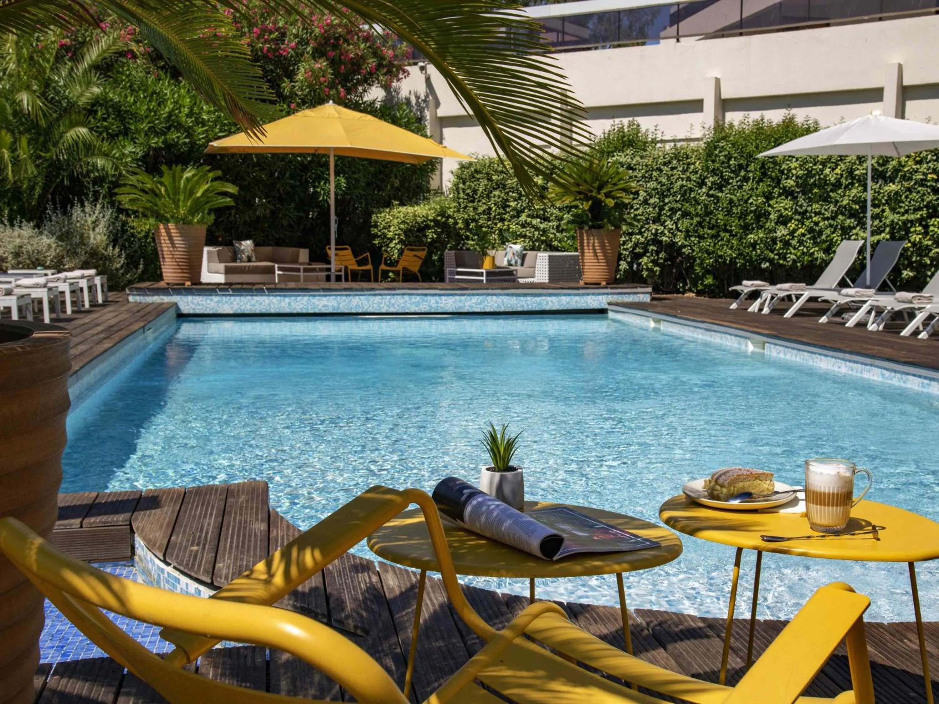 Lounge or bar in Mercure Hyères Centre Côte d'Azur