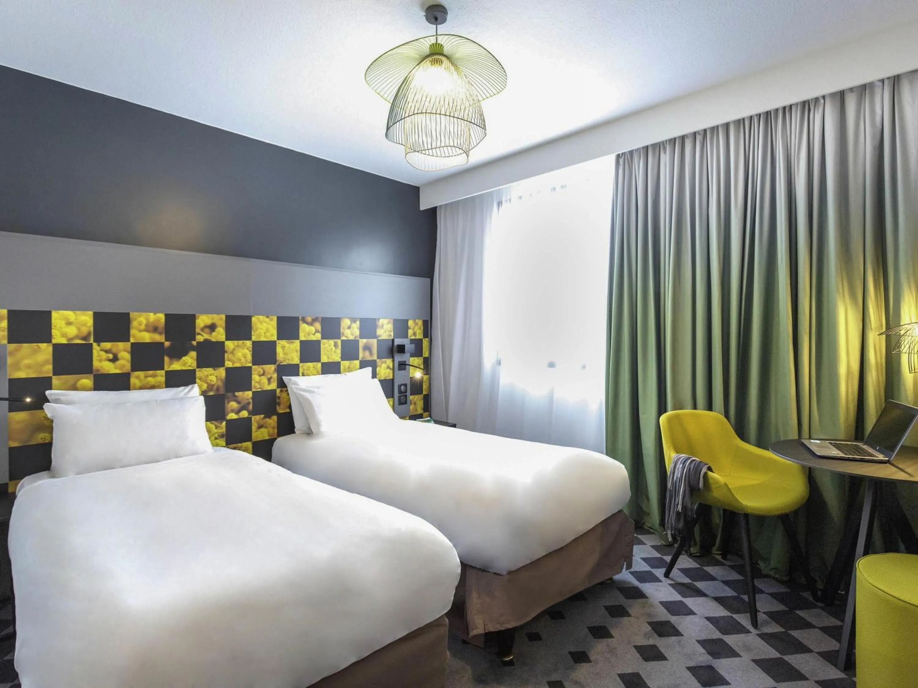 Bedroom, Bed in Mercure Hyères Centre Côte d'Azur