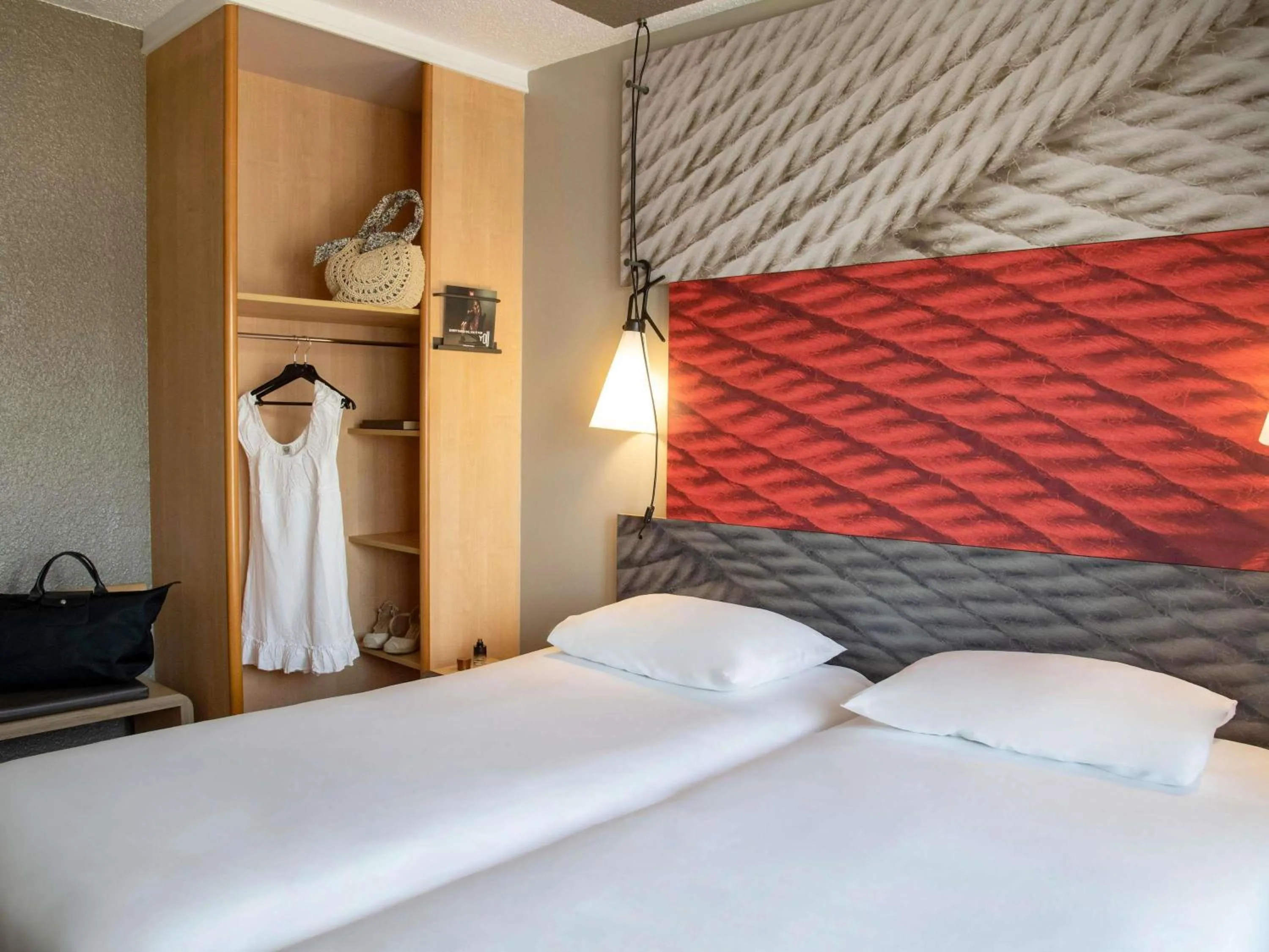 Bedroom, Bed in ibis Cannes Plage La Bocca