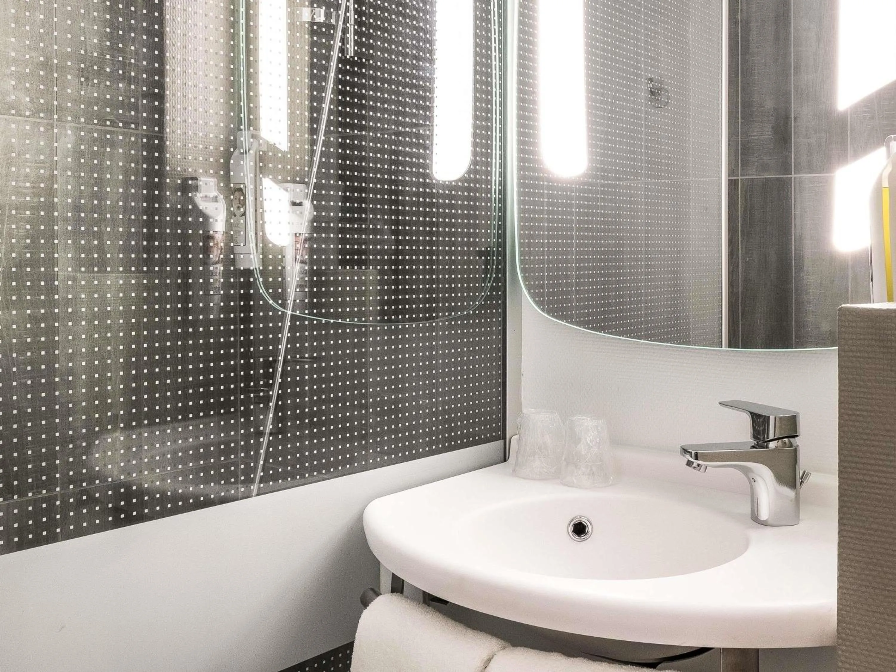 Bedroom in ibis Cannes Plage La Bocca