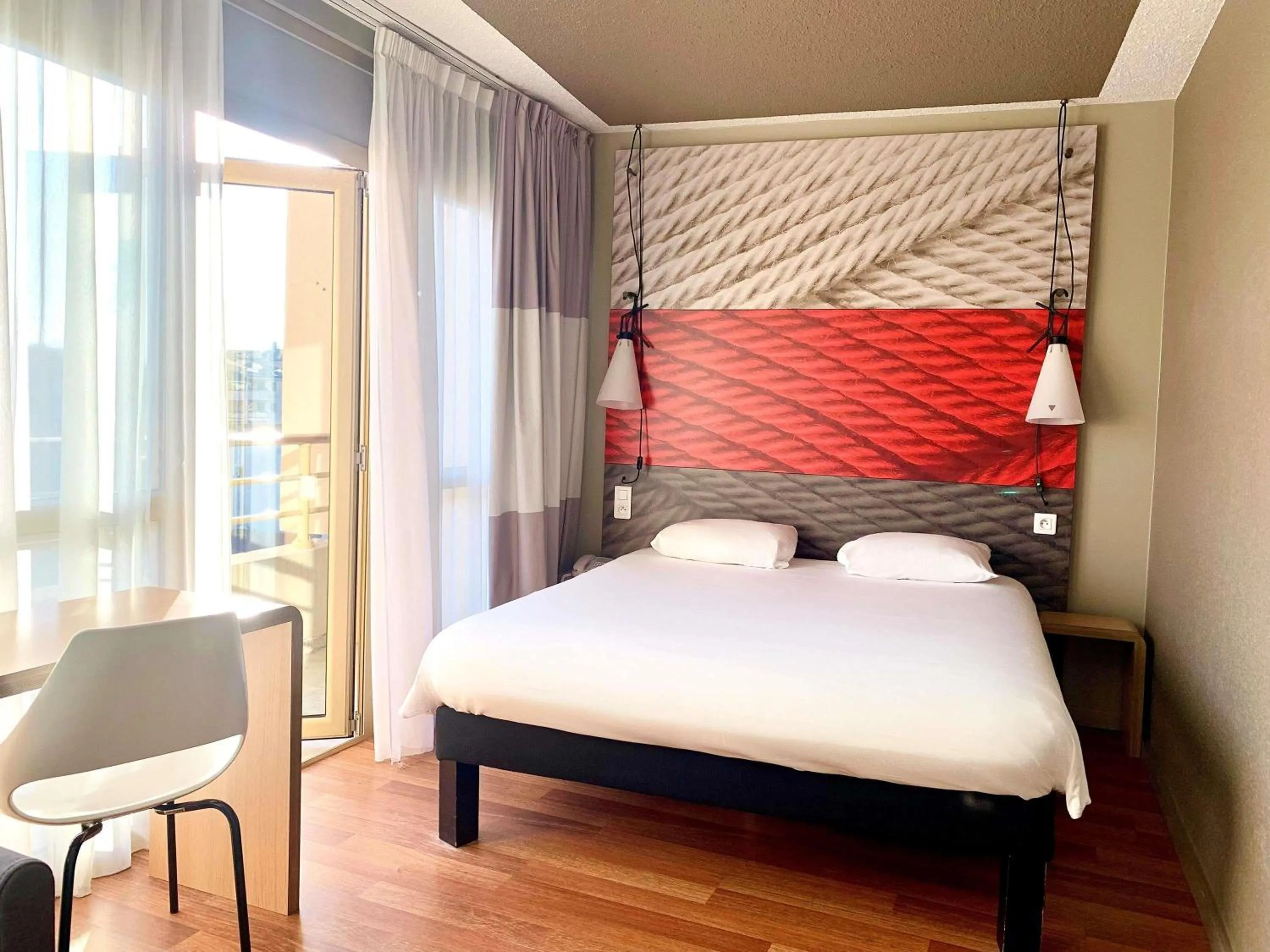 Bedroom, Bed in ibis Cannes Plage La Bocca