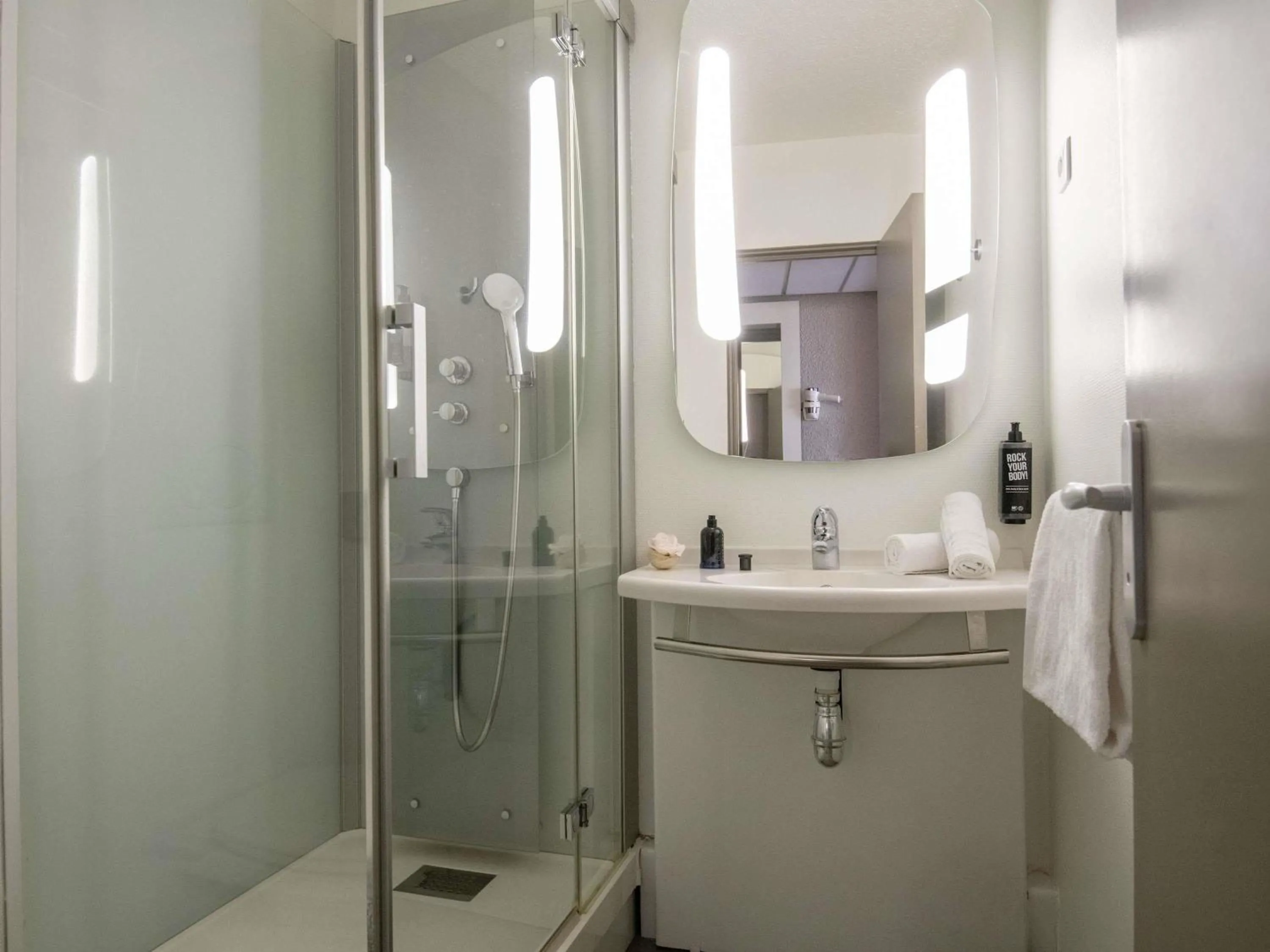 Bedroom in ibis Cannes Plage La Bocca