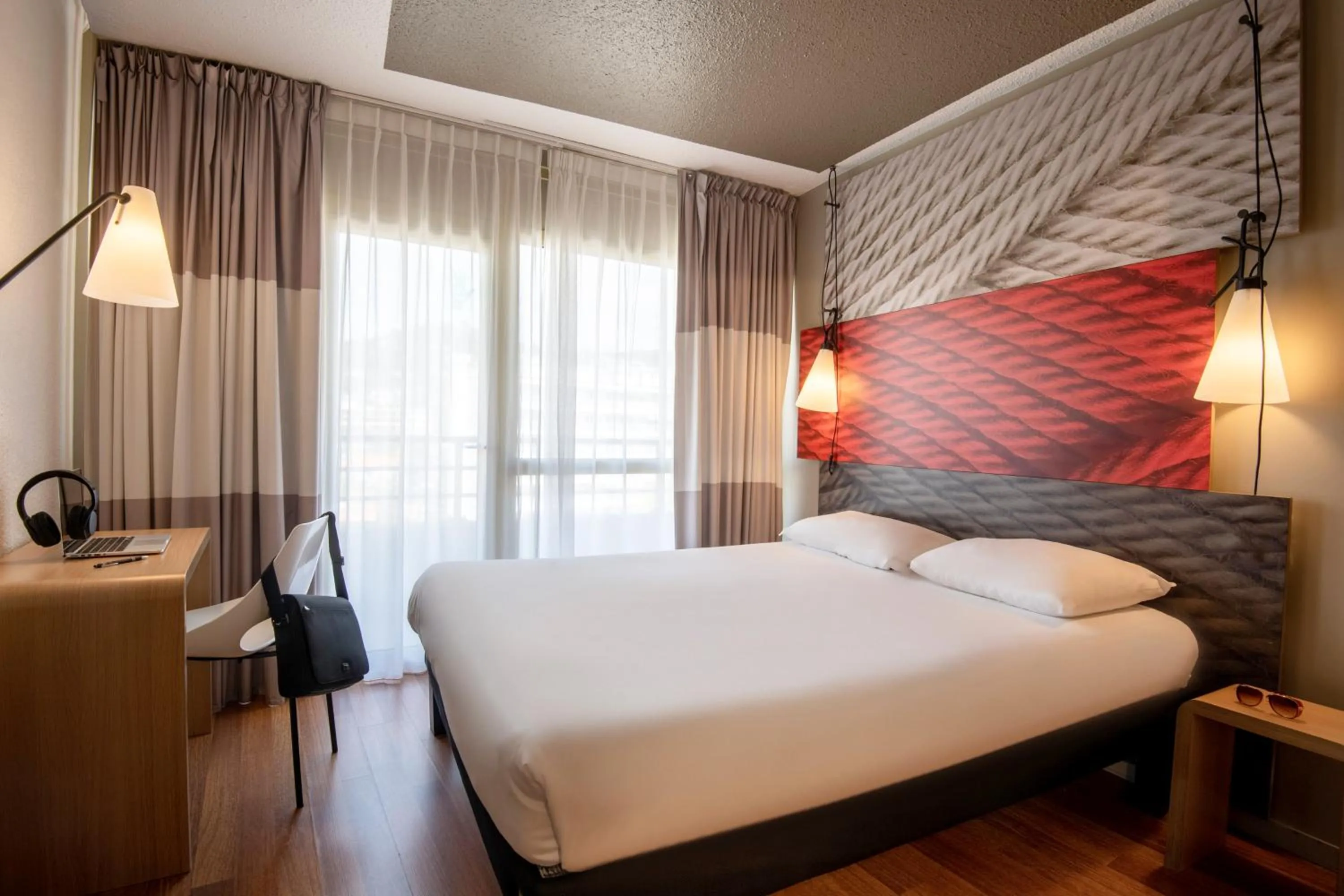 Balcony/Terrace, Bed in ibis Cannes Plage La Bocca