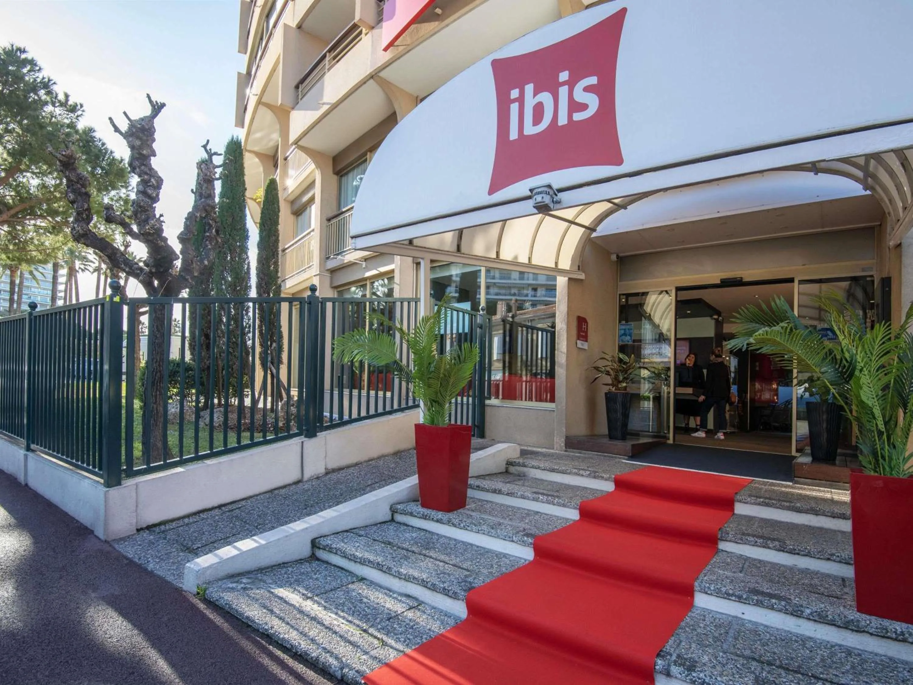 Property building in ibis Cannes Plage La Bocca