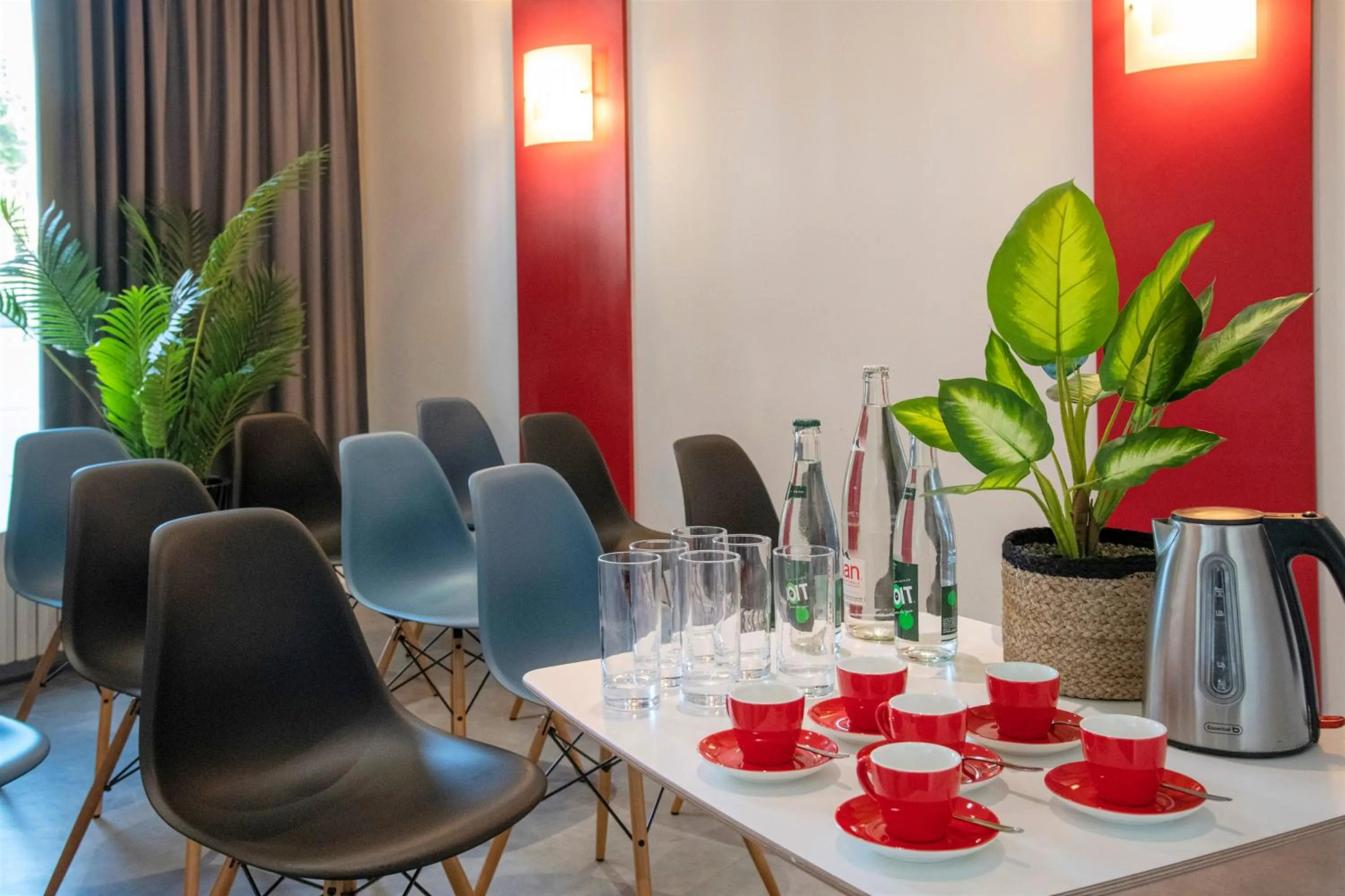 Seating area in ibis Cannes Plage La Bocca