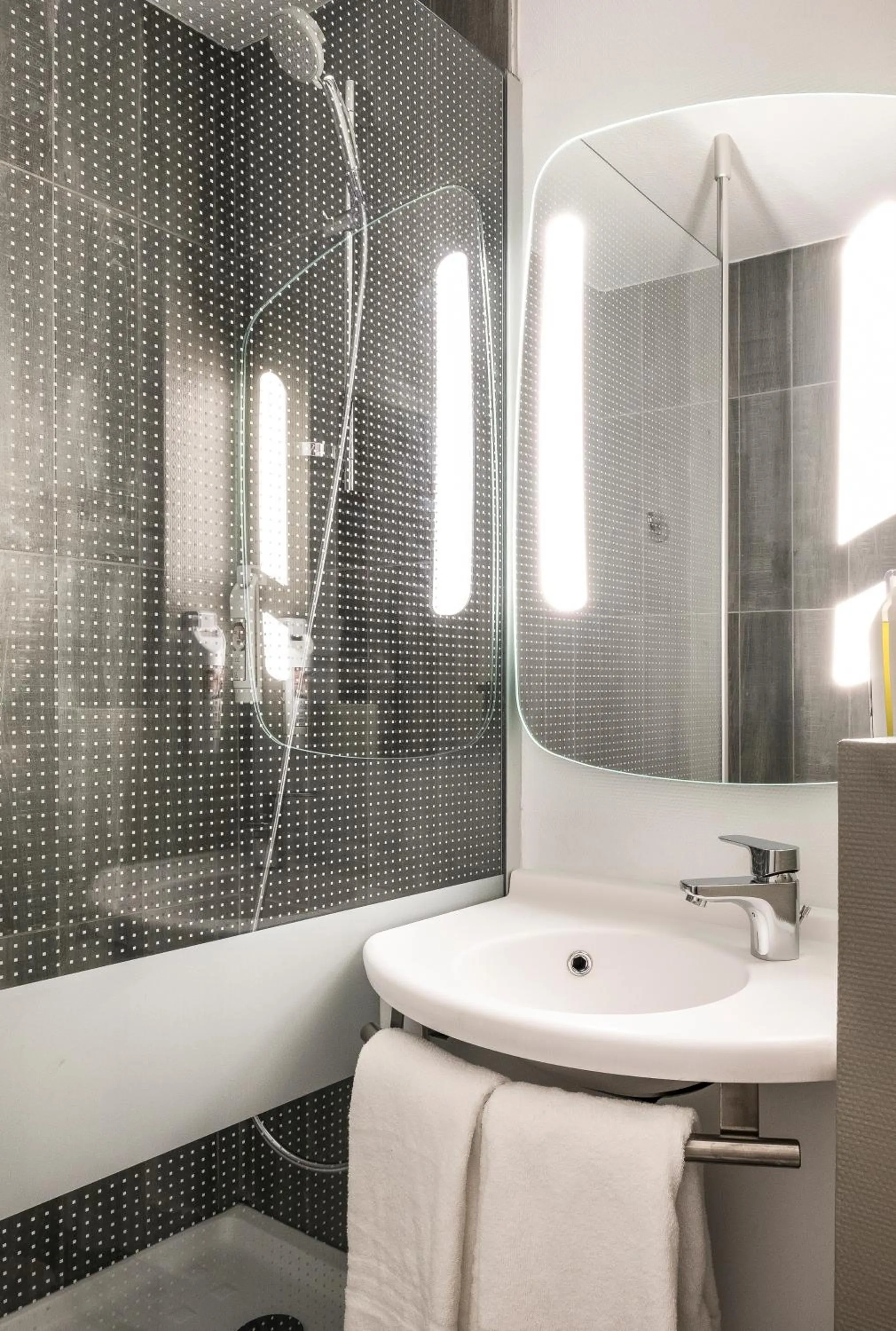 Shower in ibis Cannes Plage La Bocca