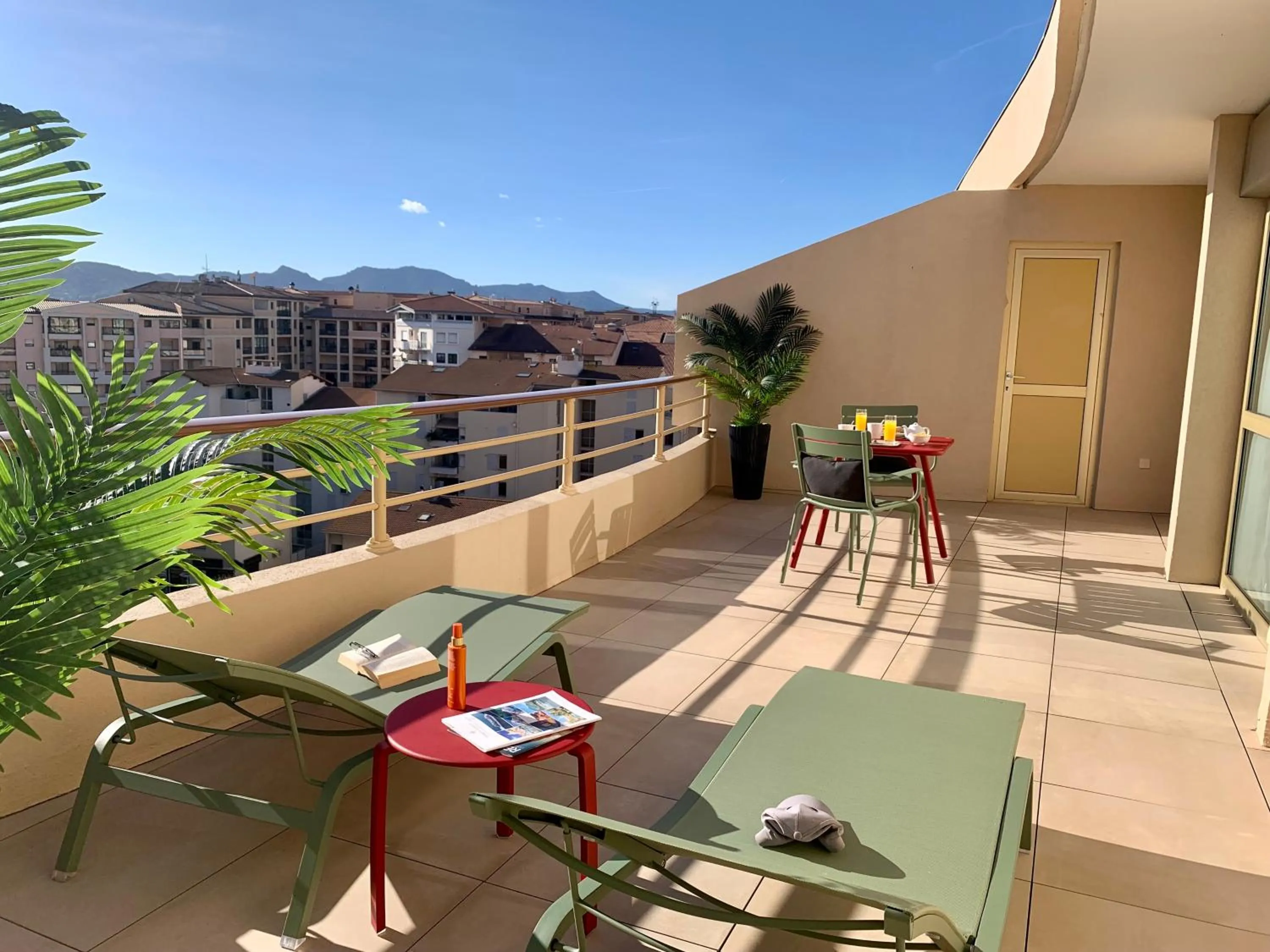 Patio in ibis Cannes Plage La Bocca