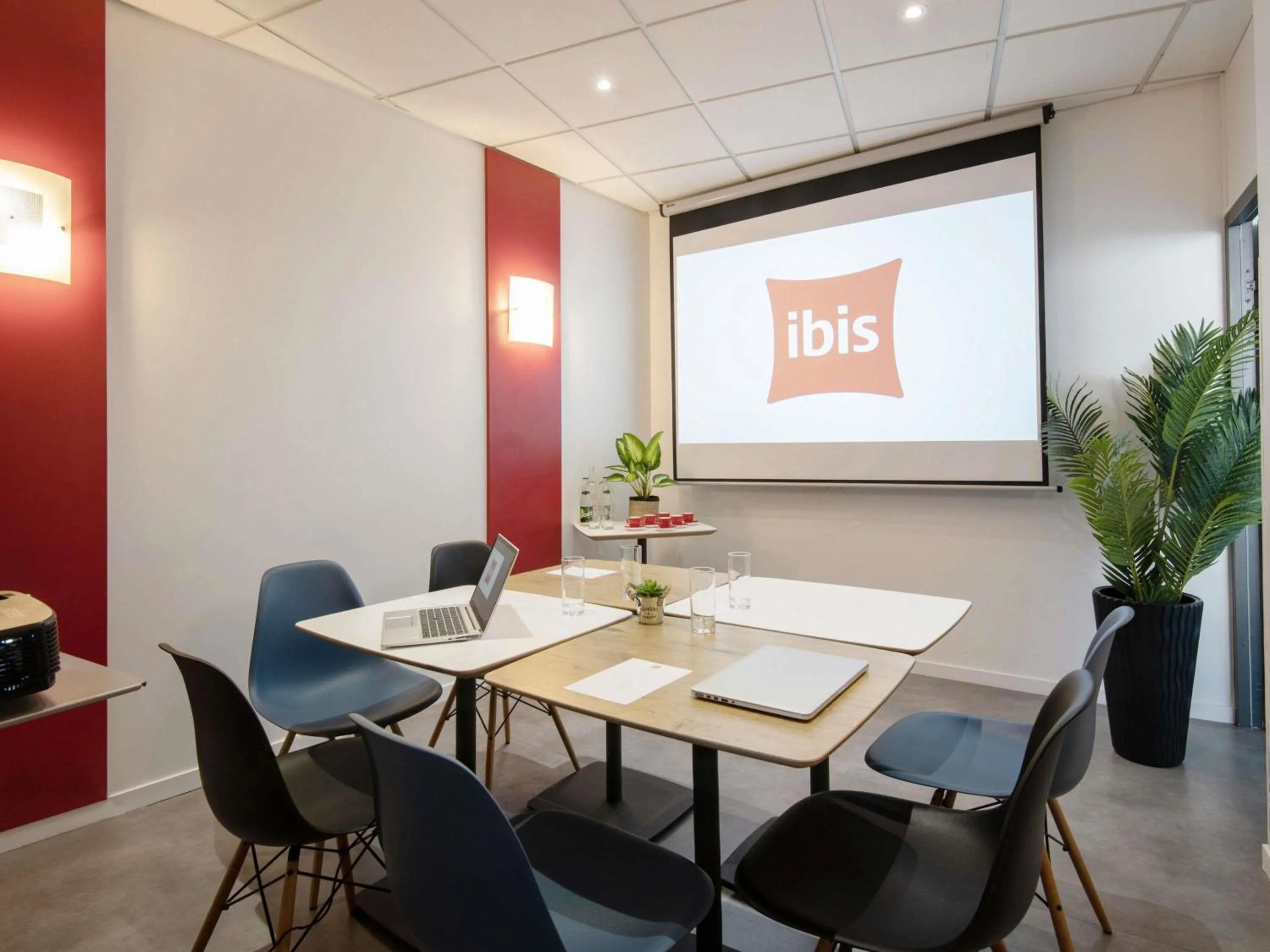 Meeting/conference room in ibis Cannes Plage La Bocca