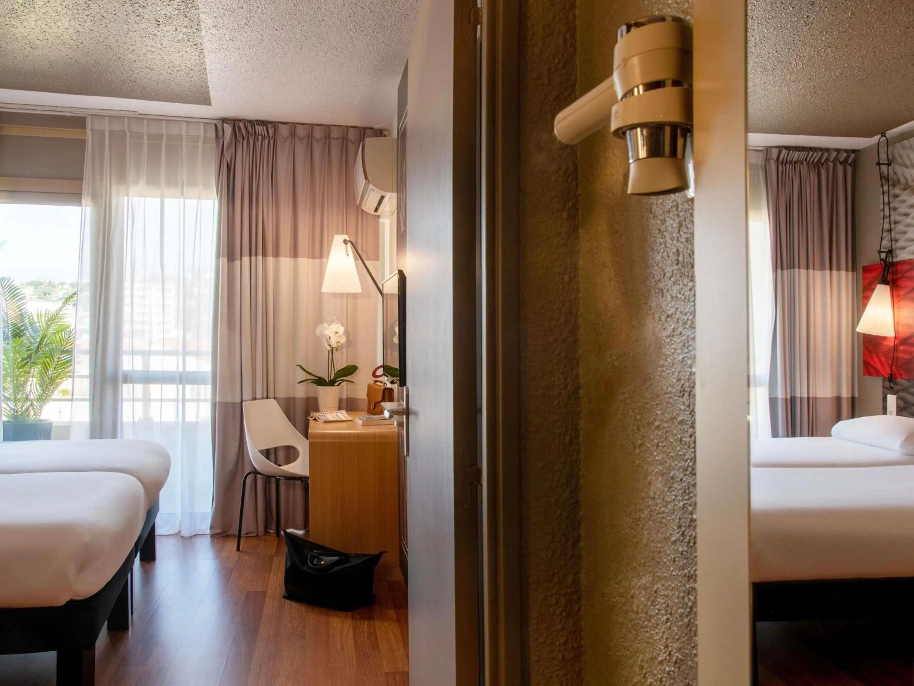 Bedroom, Bed in ibis Cannes Plage La Bocca