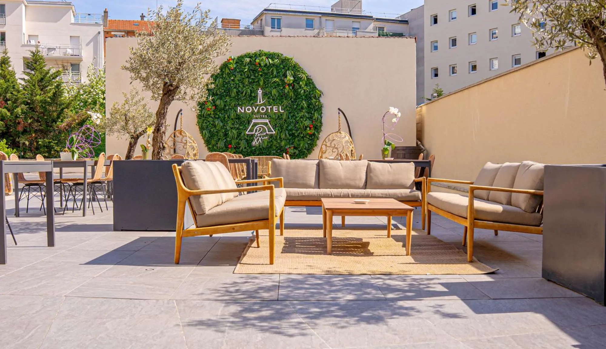 Patio in Novotel Suites Paris Montreuil Vincennes