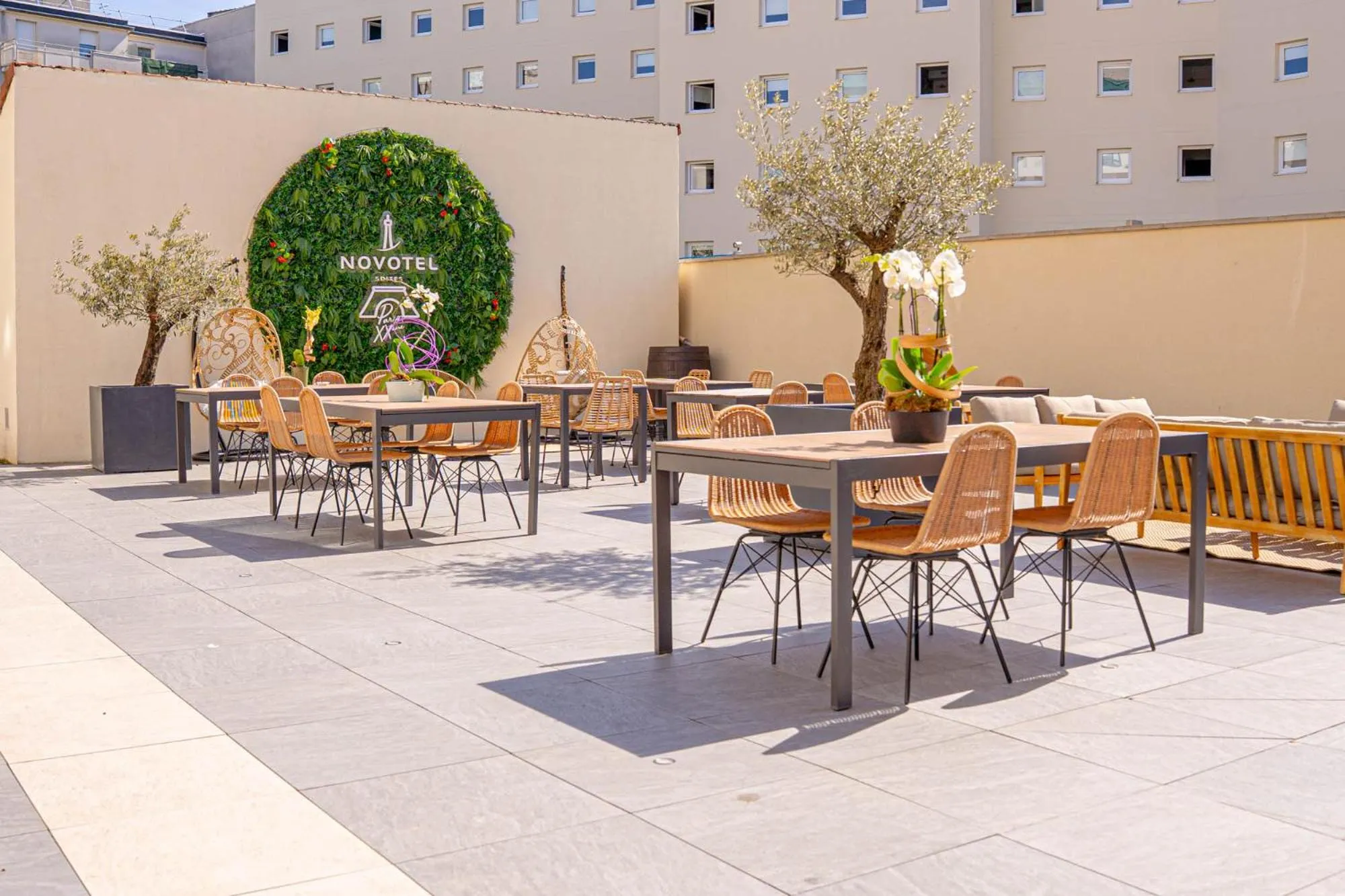 Patio in Novotel Suites Paris Montreuil Vincennes