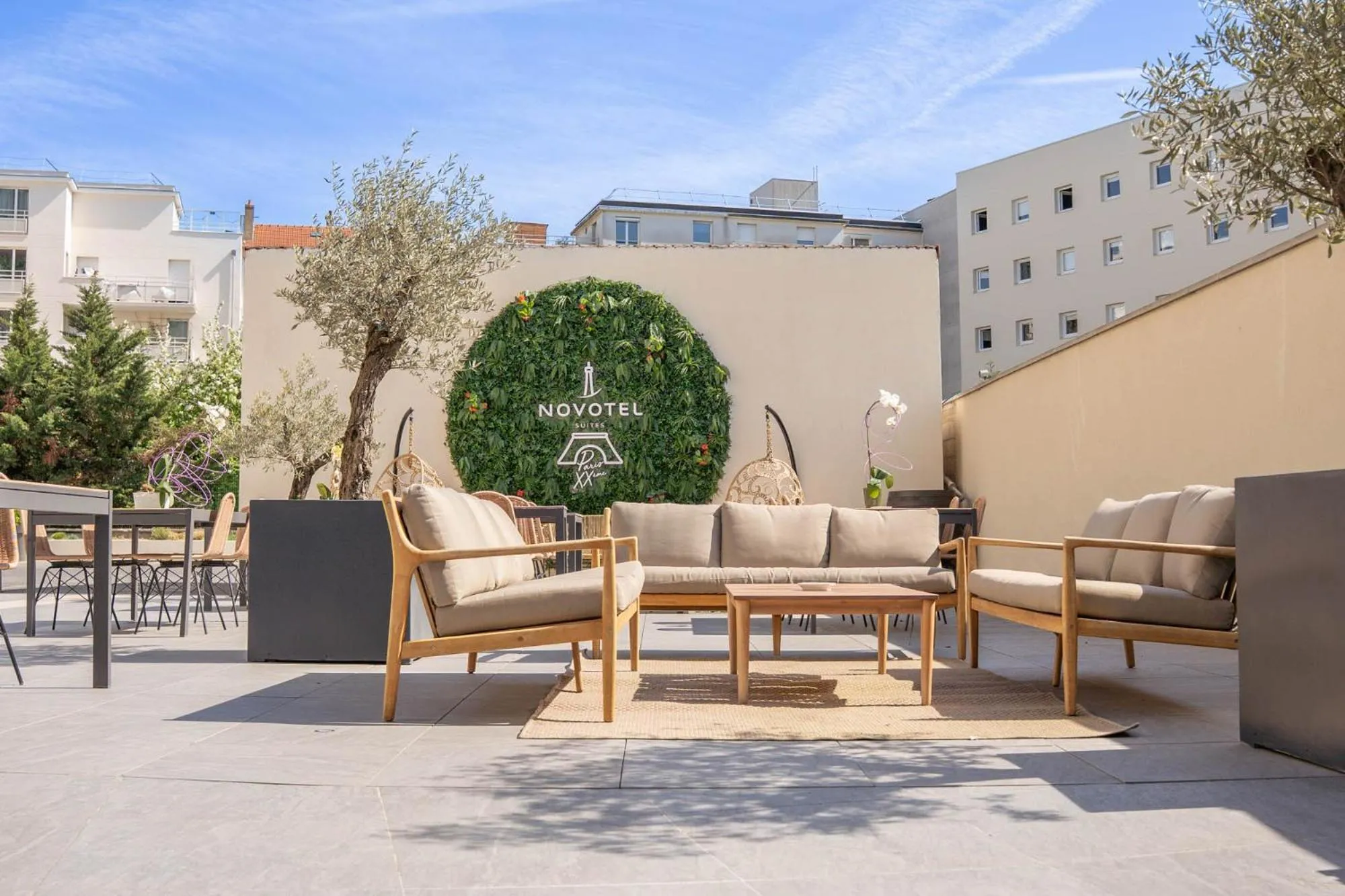 Patio in Novotel Suites Paris Montreuil Vincennes