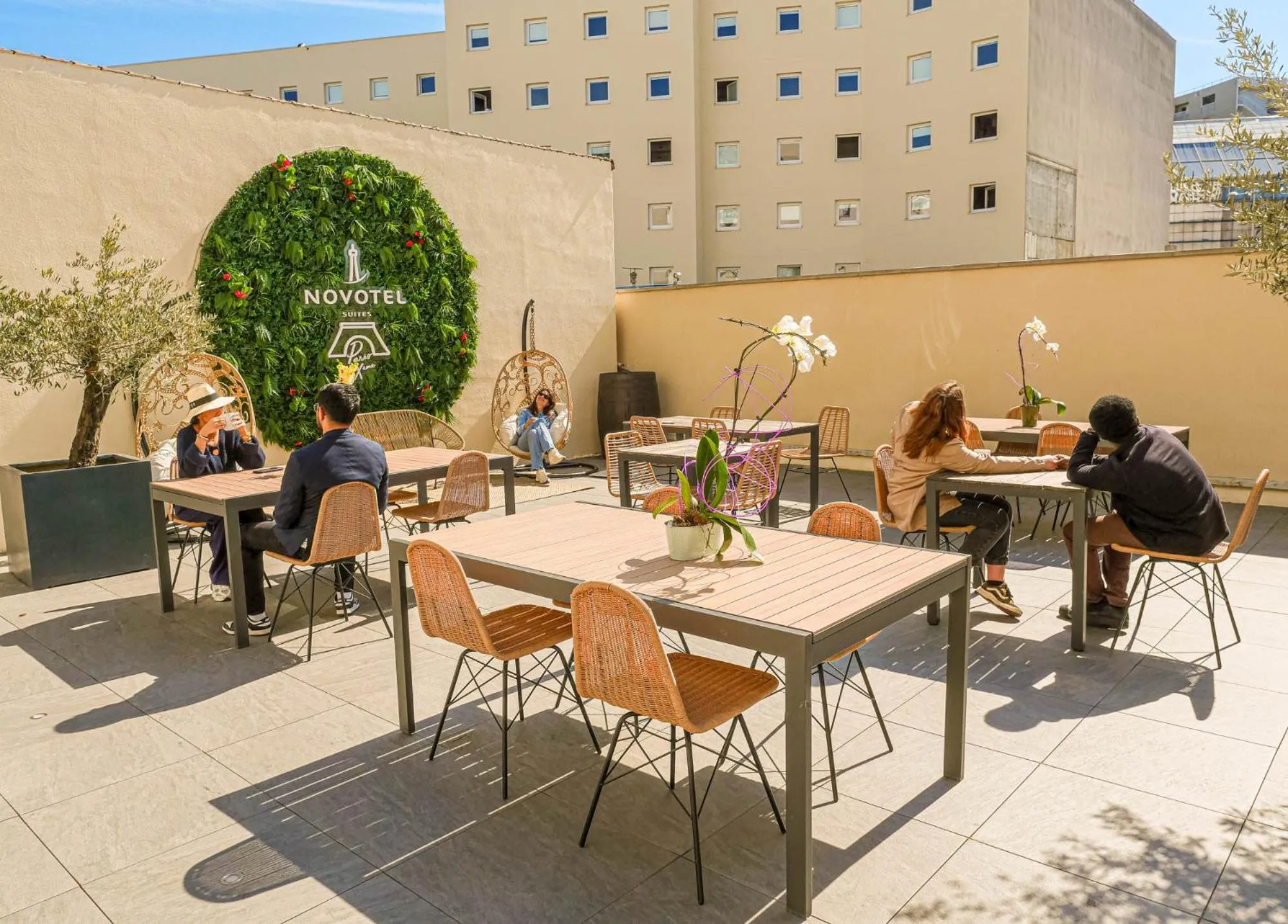 Patio in Novotel Suites Paris Montreuil Vincennes