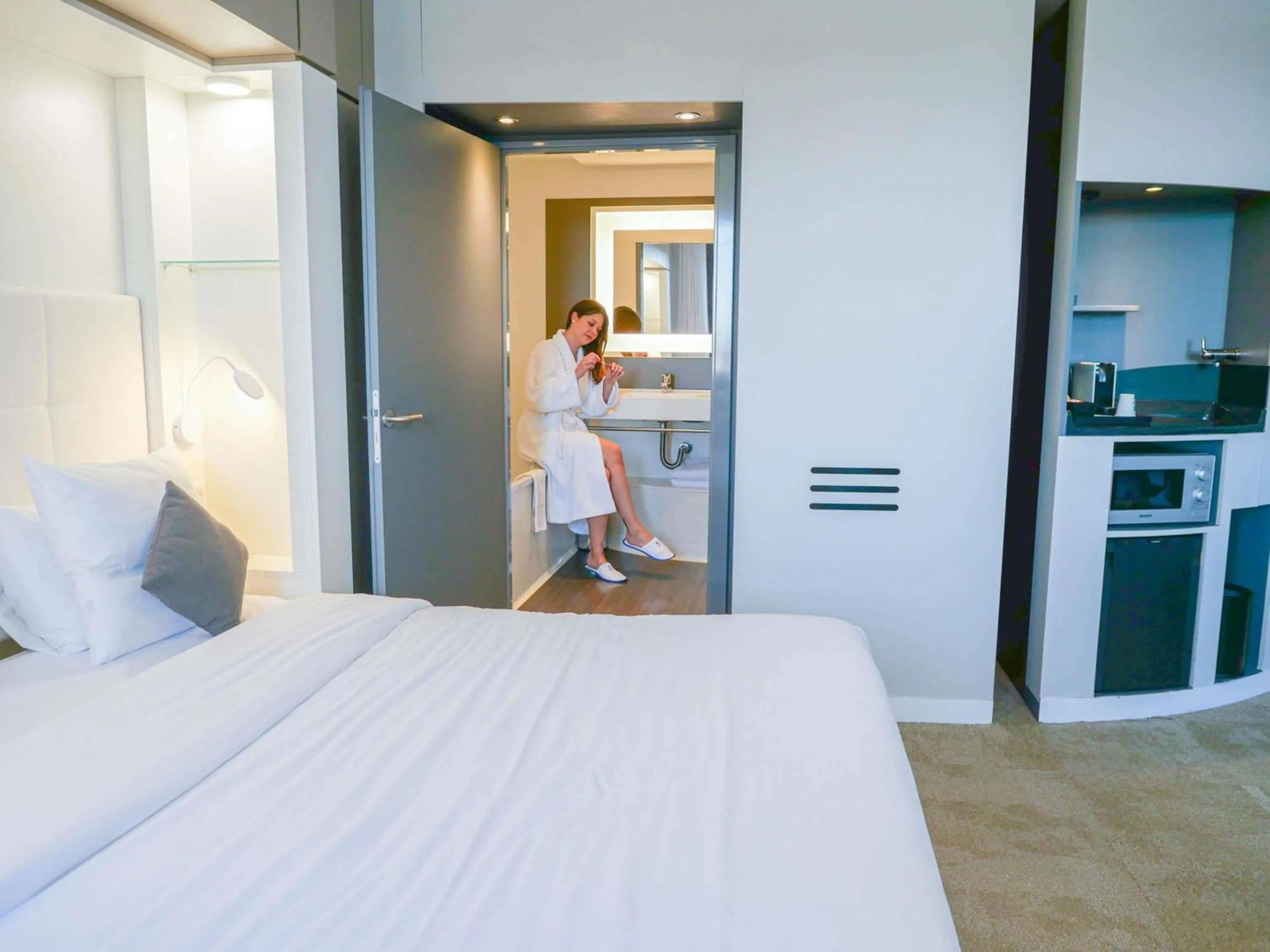 Bedroom, Bed in Novotel Suites Paris Montreuil Vincennes