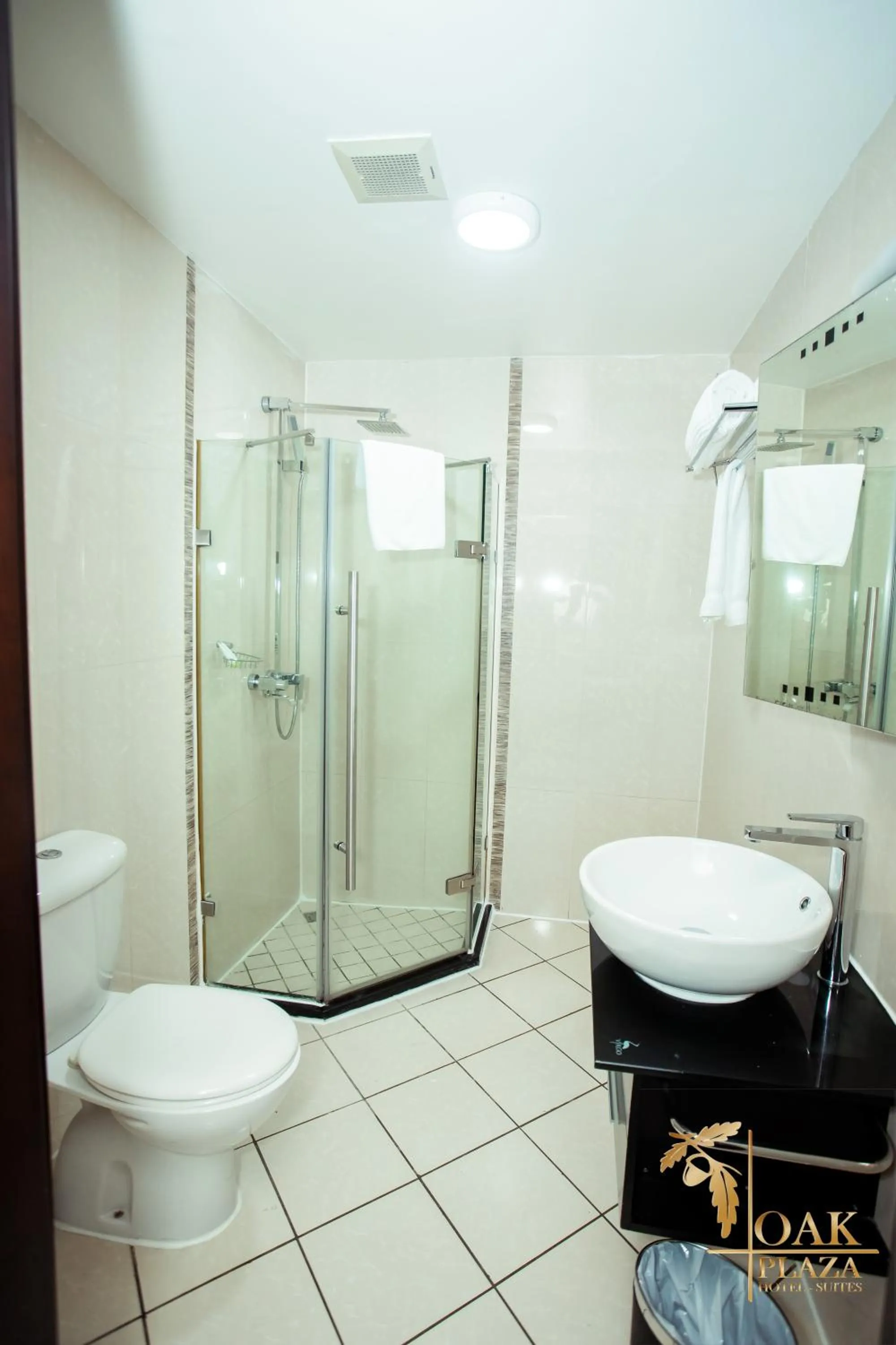 Bathroom in Oak Plaza Hotels East Airport