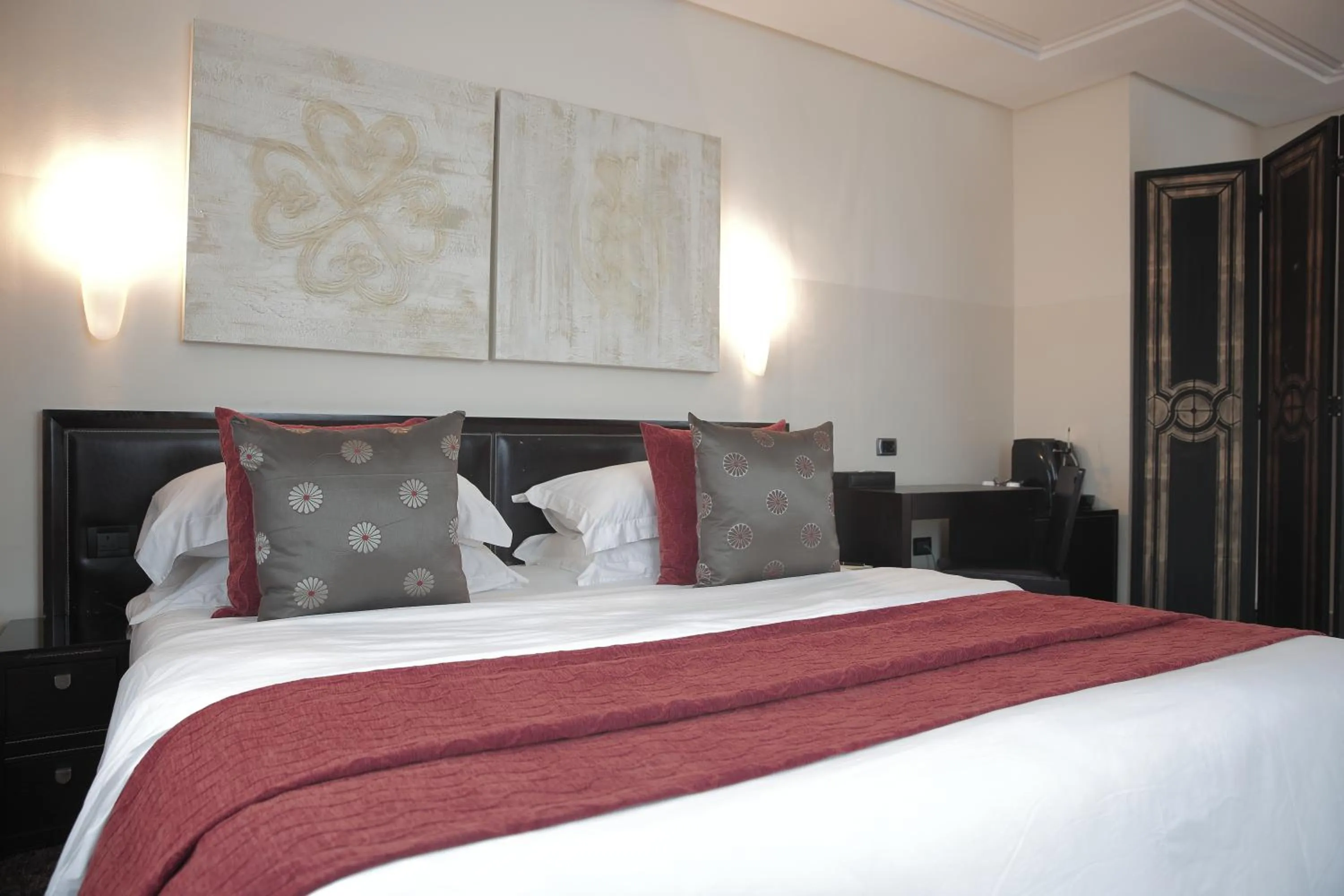 Bed in Oak Plaza Hotels East Airport