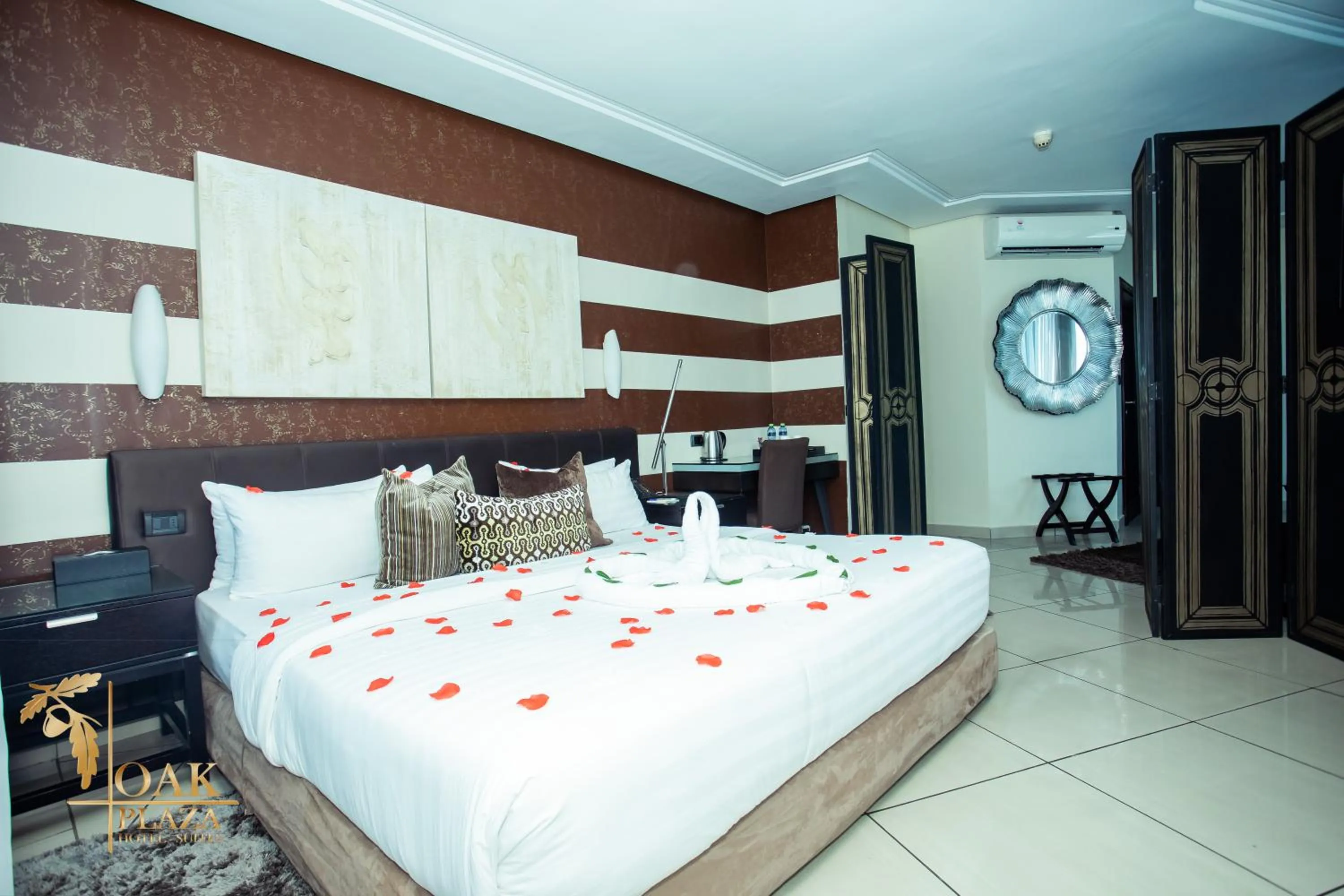 Bed in Oak Plaza Hotels East Airport