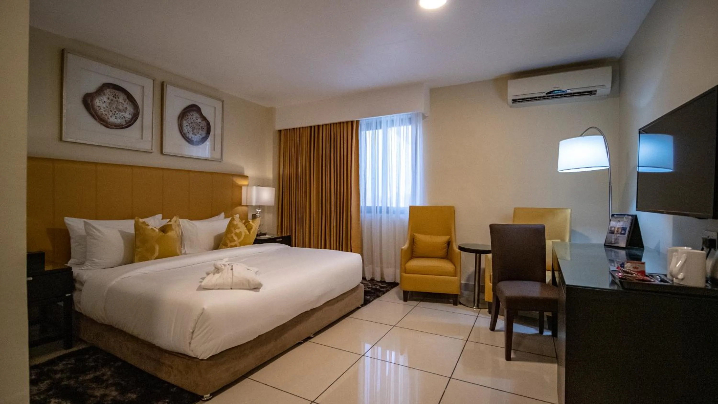 Bed in Oak Plaza Hotels East Airport