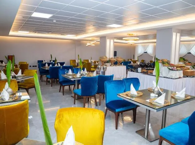 Restaurant/places to eat in Oak Plaza Hotels East Airport