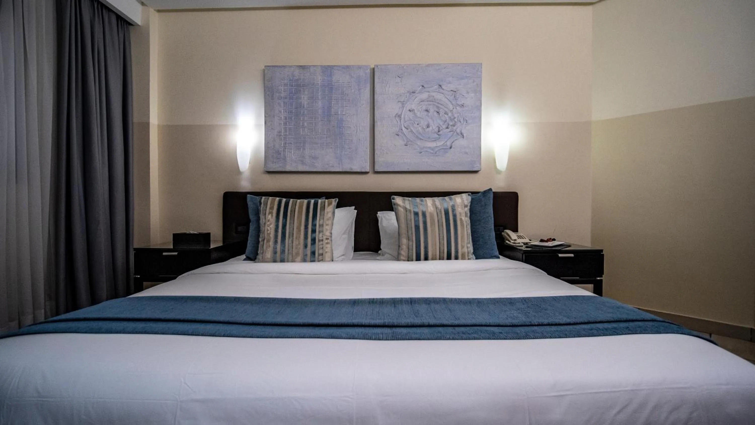 Bed in Oak Plaza Hotels East Airport