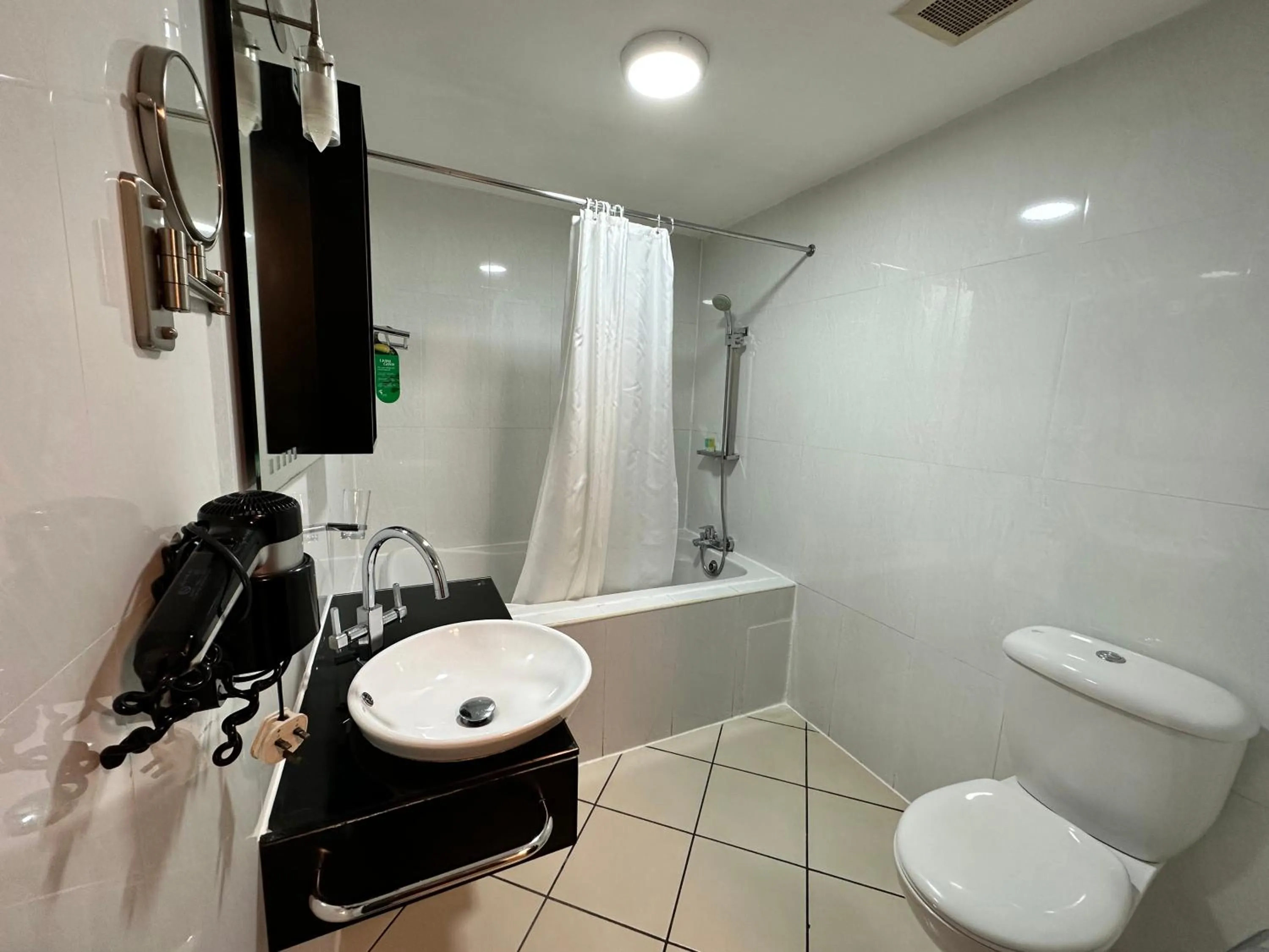 Bathroom in Oak Plaza Hotels East Airport