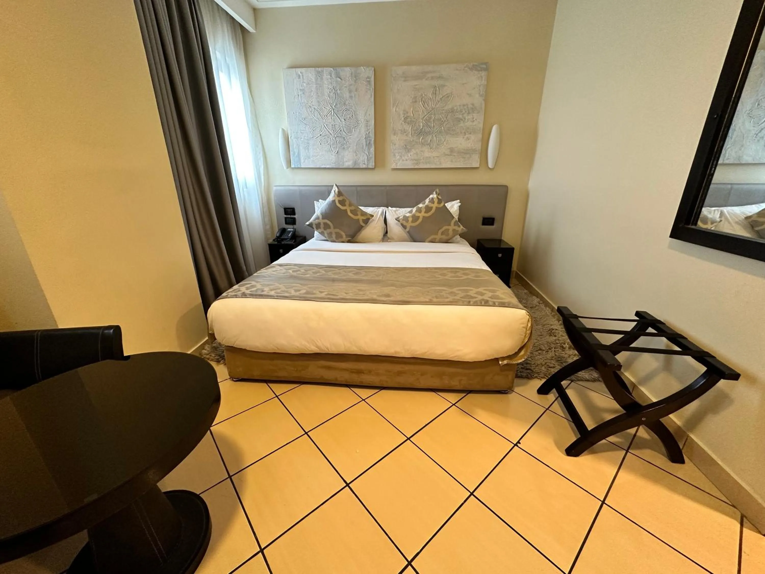 Bed in Oak Plaza Hotels East Airport