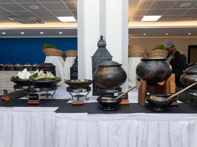 Food and drinks in Oak Plaza Hotels East Airport