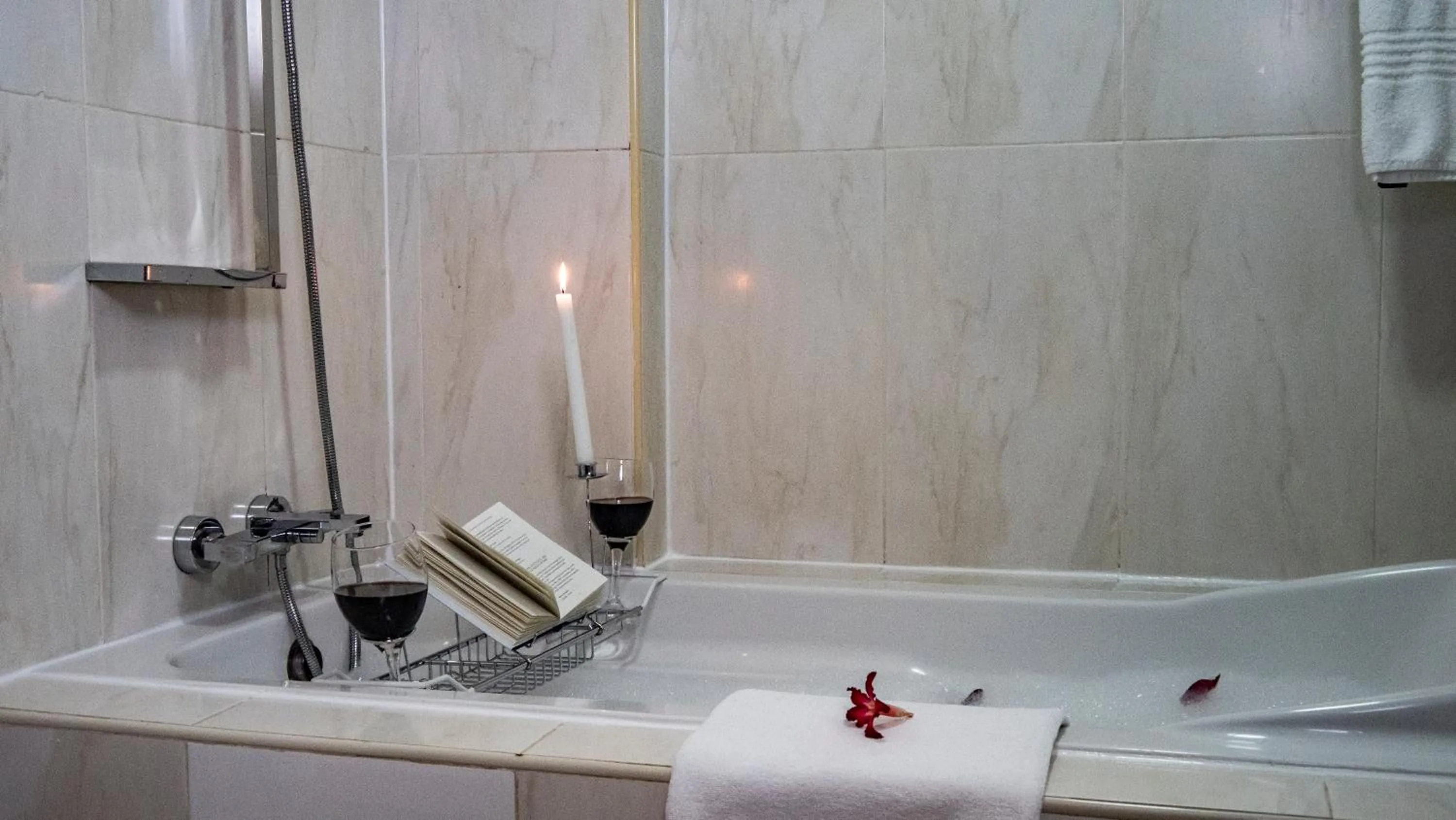 Bathroom in Oak Plaza Hotels East Airport